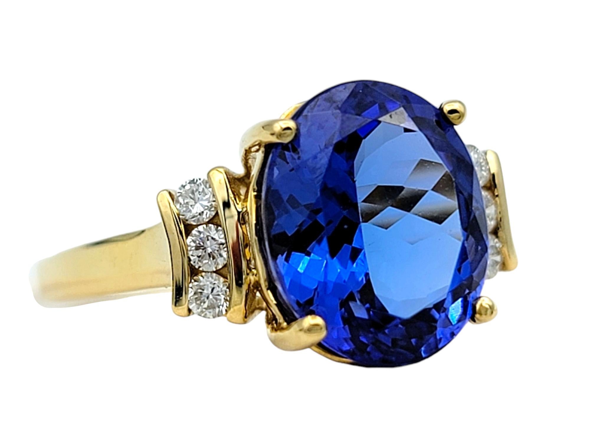 Taille de l'anneau : 7 

Plongez dans l'allure vibrante de cette bague en or jaune 18 carats, dont la pièce maîtresse est une superbe tanzanite ovale de 3,10 carats. Cette pierre précieuse exquise capture les teintes envoûtantes du crépuscule,