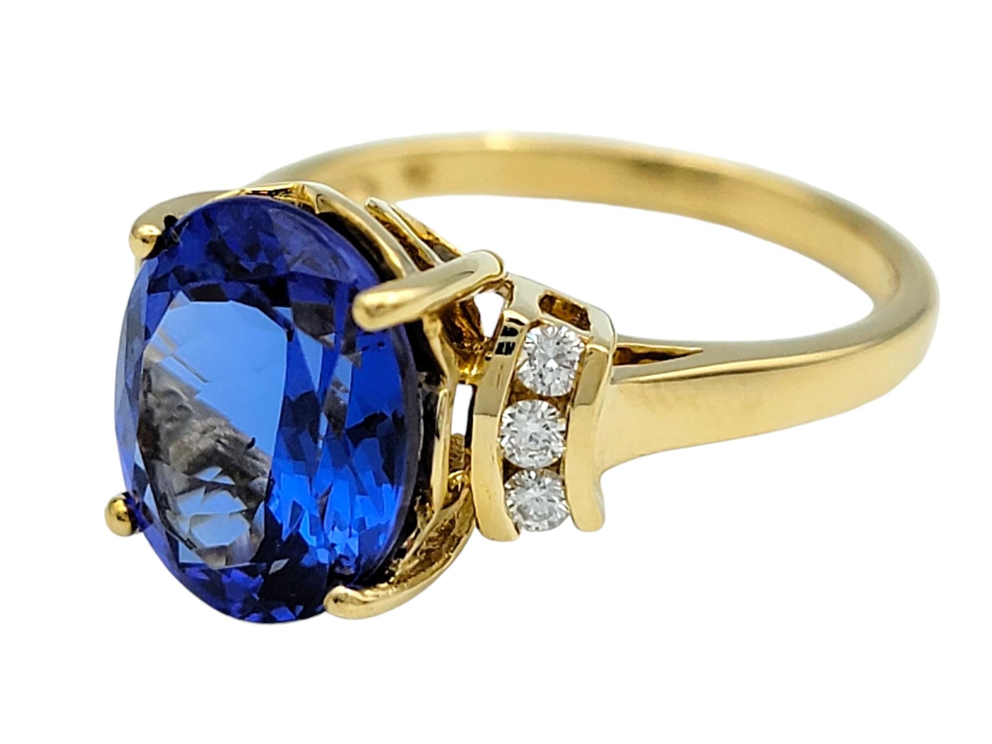 Contemporain Bague en or jaune poli 18 carats avec tanzanite bleu roi de taille ovale et diamants en vente