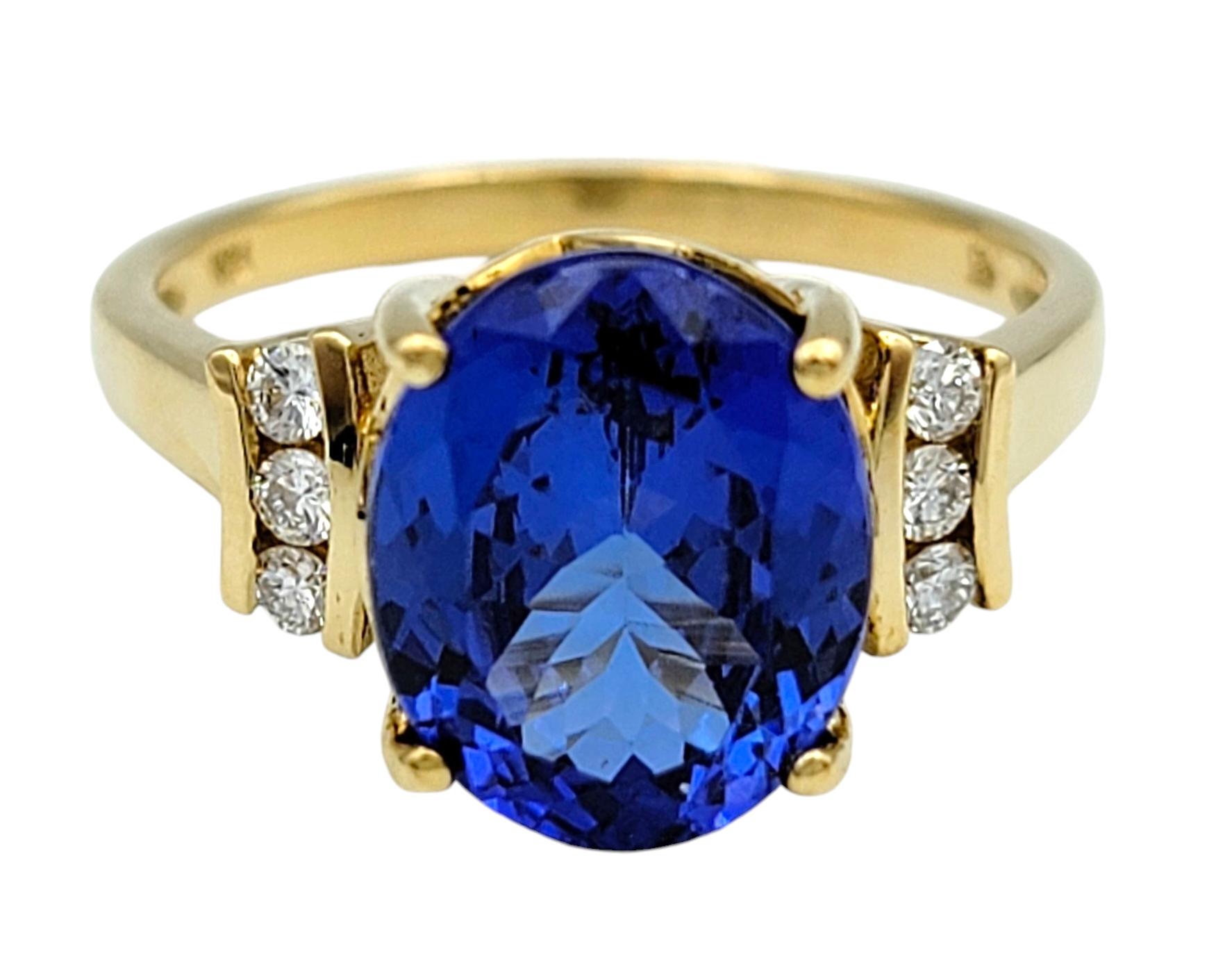 Taille ovale Bague en or jaune poli 18 carats avec tanzanite bleu roi de taille ovale et diamants en vente