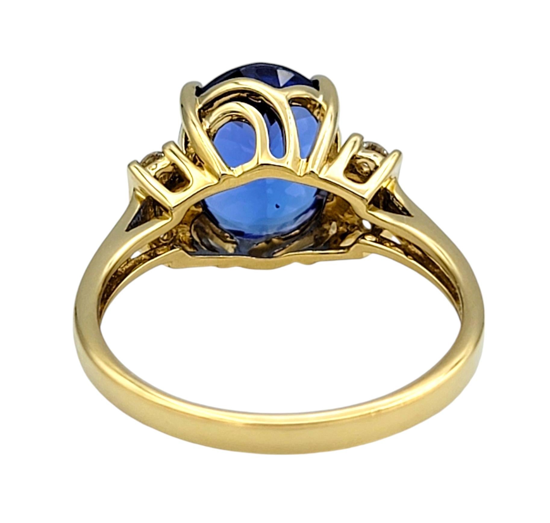 Bague en or jaune poli 18 carats avec tanzanite bleu roi de taille ovale et diamants Bon état - En vente à Scottsdale, AZ