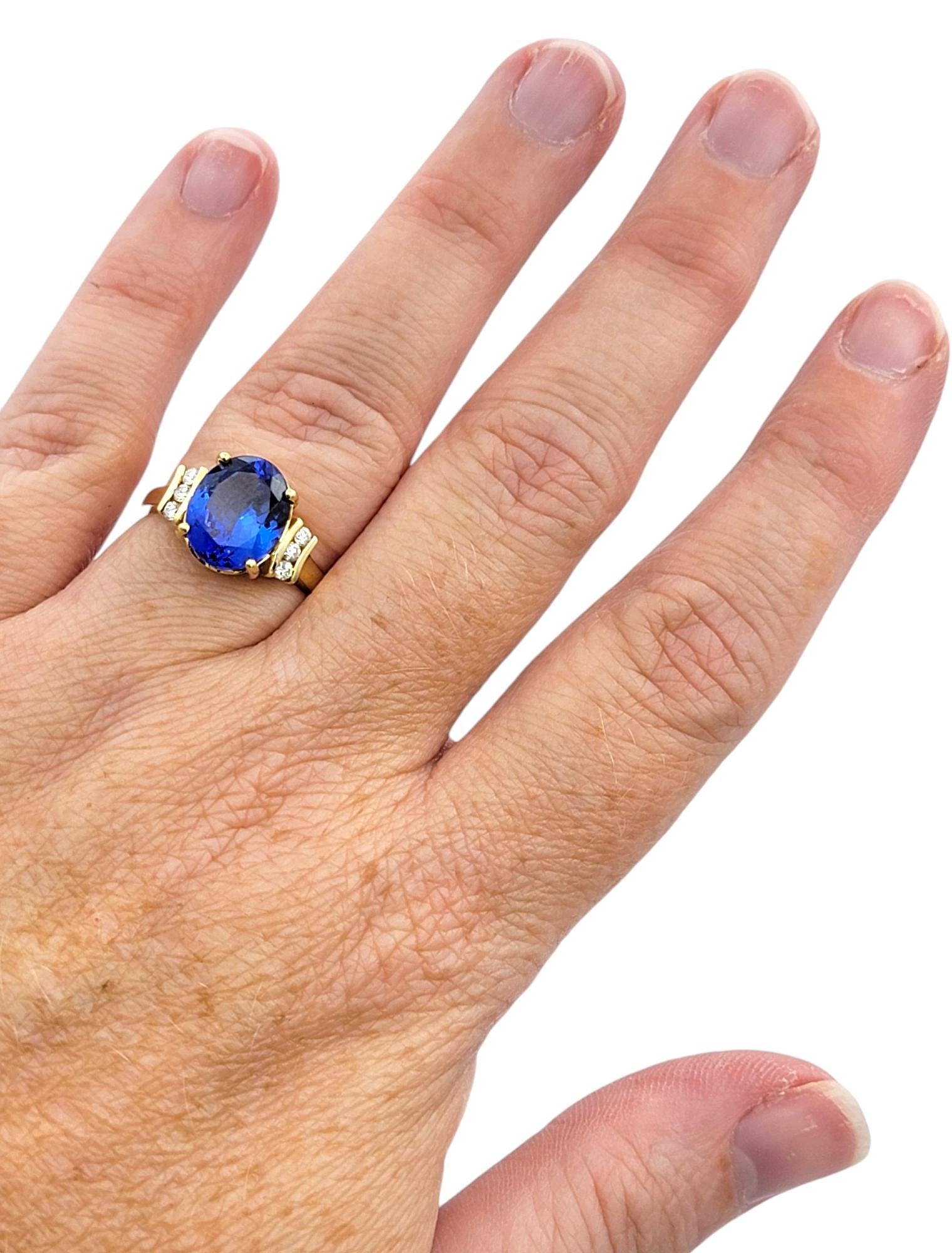 Bague en or jaune poli 18 carats avec tanzanite bleu roi de taille ovale et diamants en vente 2