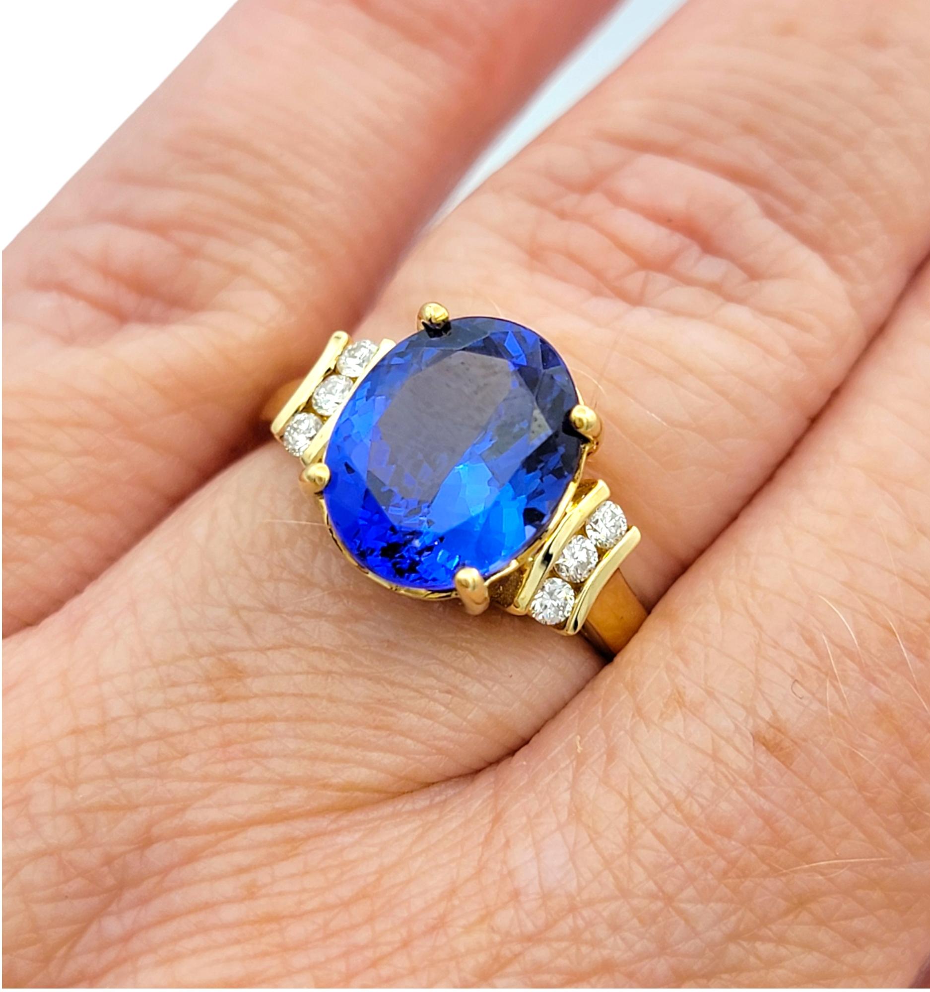 Bague en or jaune poli 18 carats avec tanzanite bleu roi de taille ovale et diamants en vente 3
