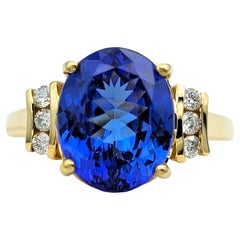 Anillo de Tanzanita Azul Real de Corte Oval y Diamante en Oro Amarillo Pulido de 18 Quilates