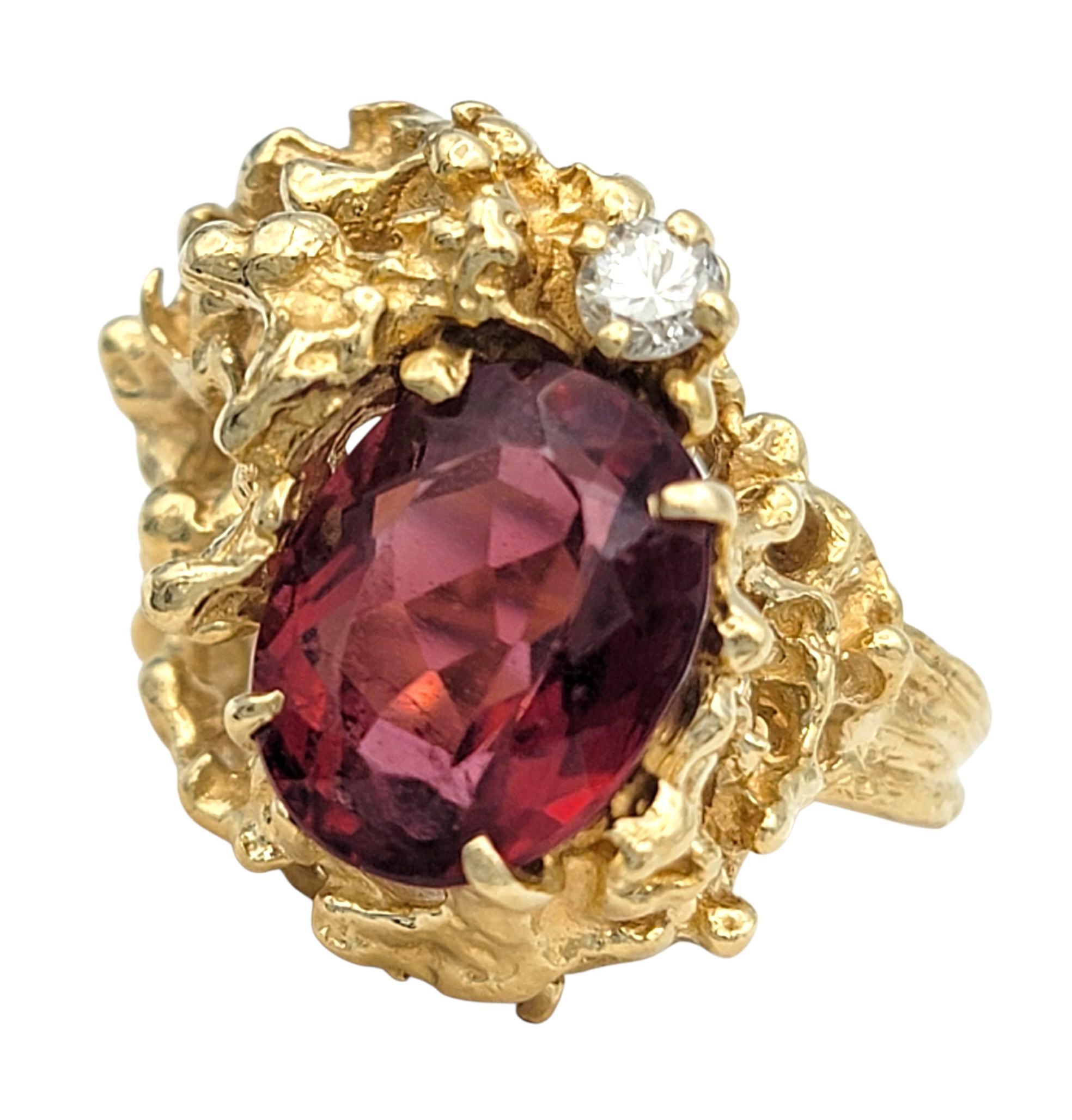 Ovaler Rubellit-Turmalin-Cocktailring mit Diamant aus 14 Karat Gelbgold (Ovalschliff) im Angebot