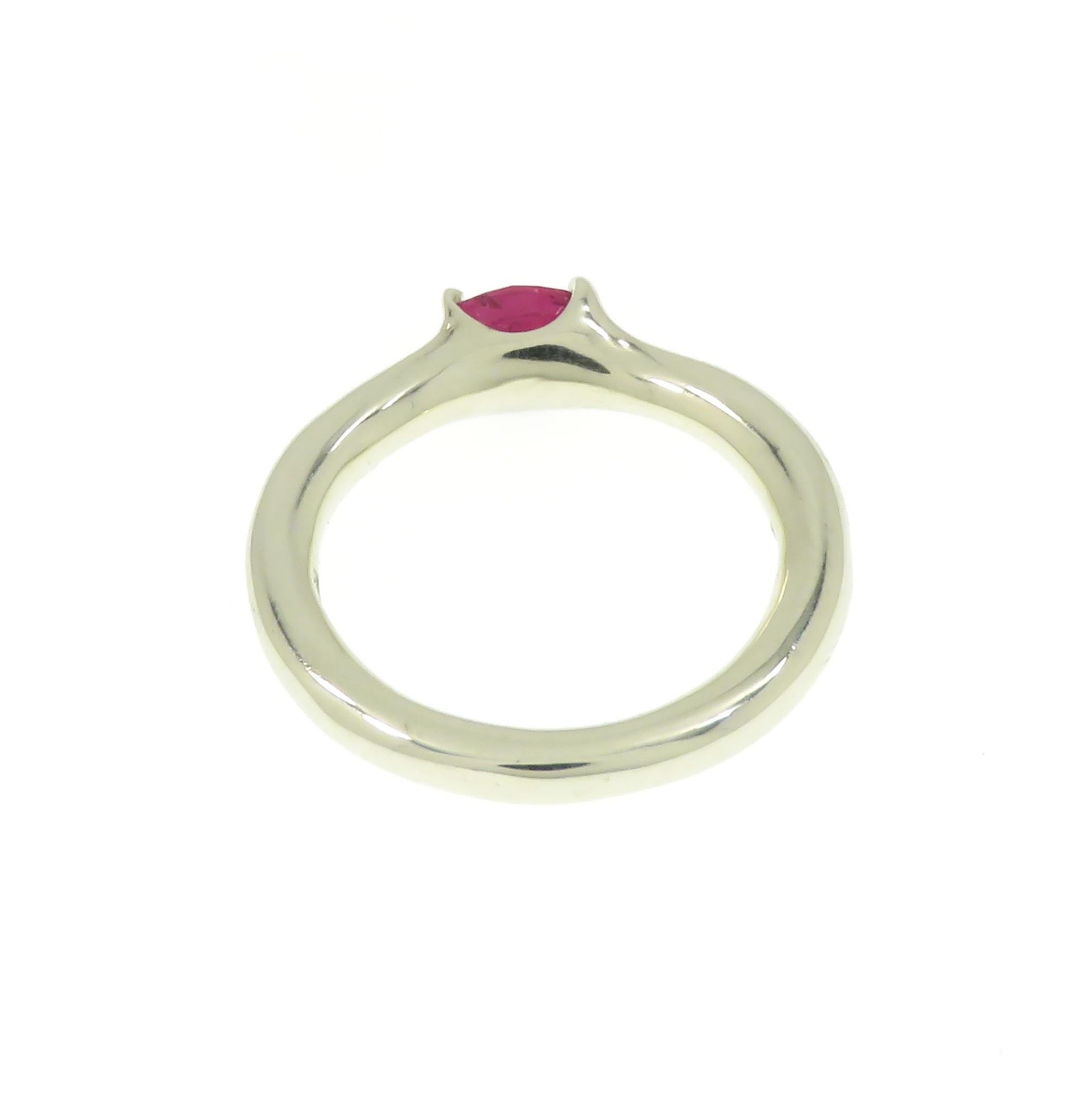 Oval Cut Ruby 9 Karat White Gold Band Ring Handcrafted in Italy In New Condition For Sale In Milano, IT