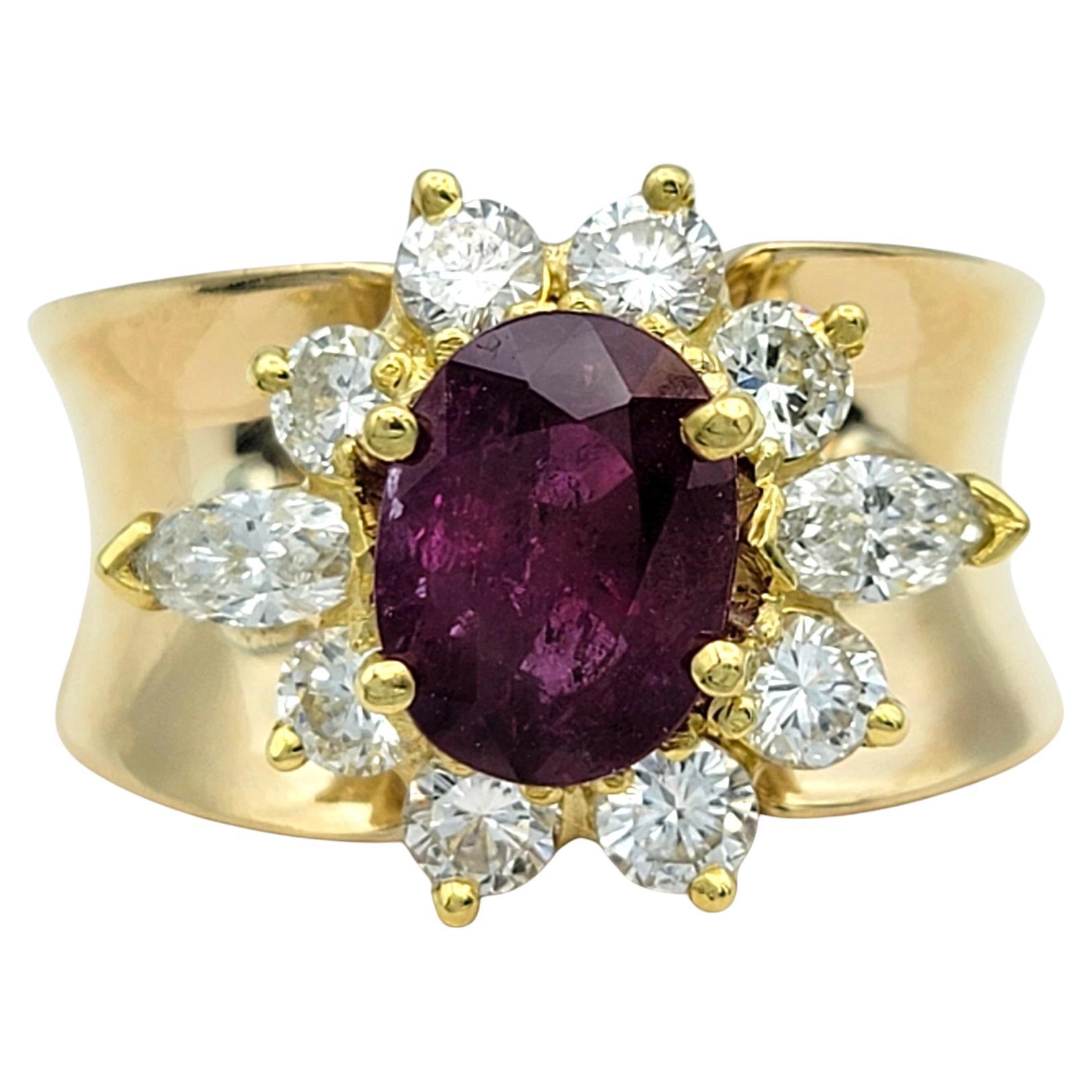 Anillo de oro amarillo pulido de 14 quilates con halo de diamantes y rubíes talla ovalada