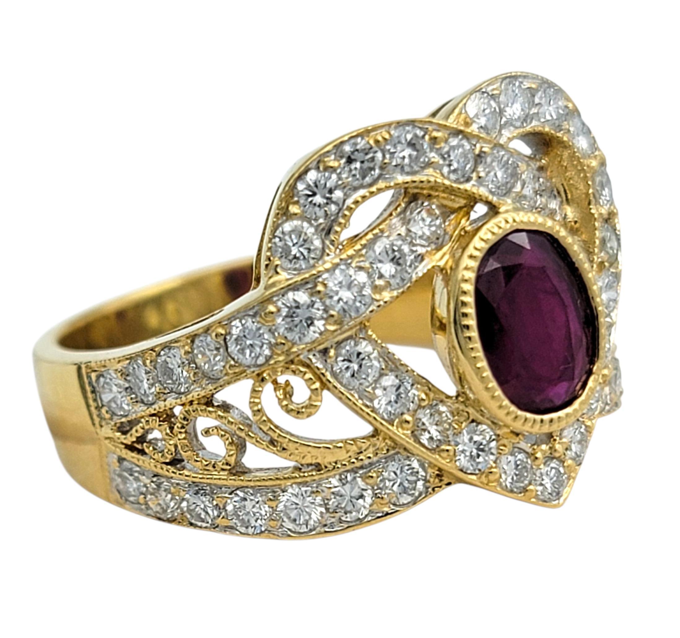 Contemporain Bague de cocktail en or jaune 18 carats avec motif de cœur en rubis et diamants de taille ovale en vente