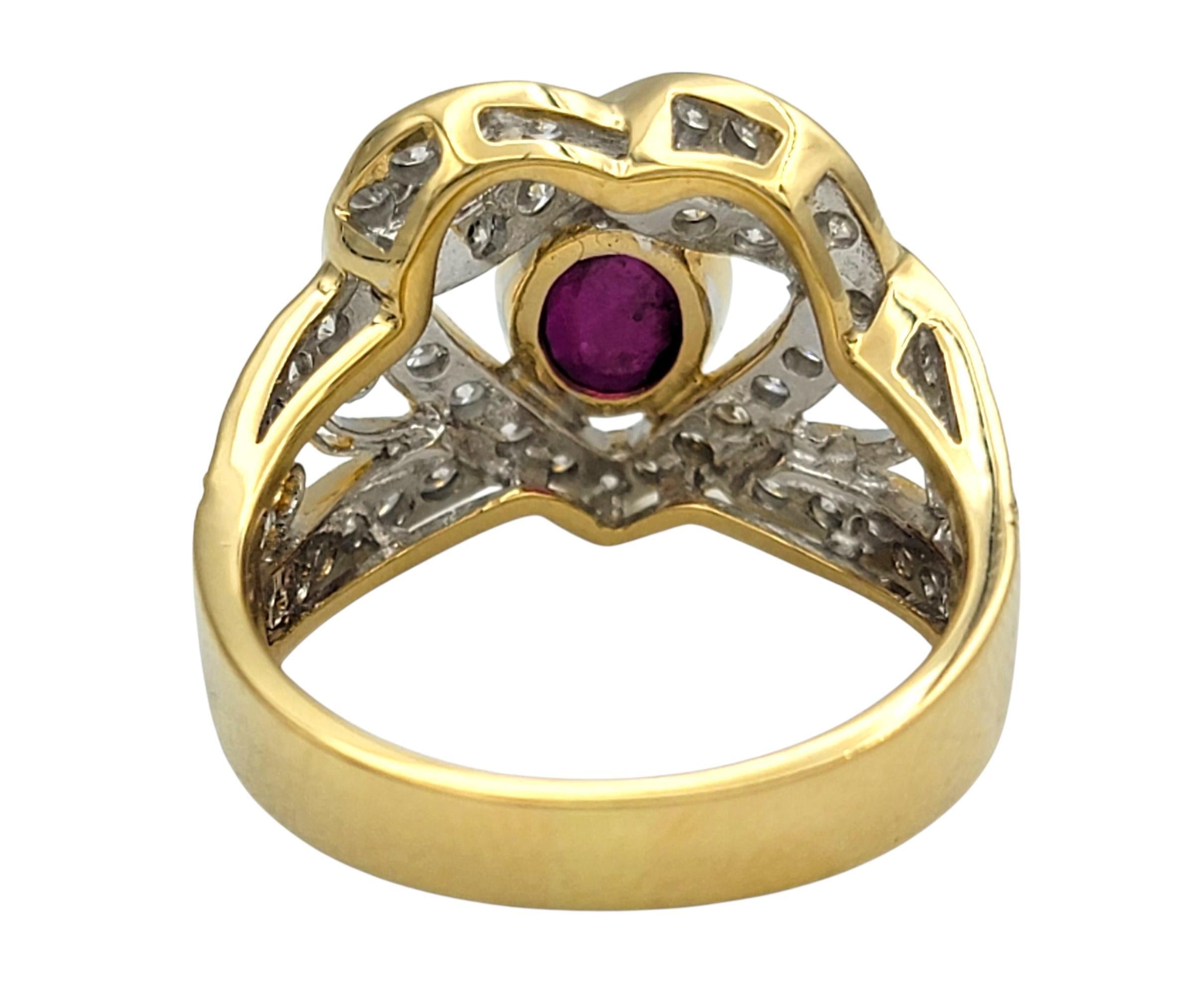 Bague de cocktail en or jaune 18 carats avec motif de cœur en rubis et diamants de taille ovale Excellent état - En vente à Scottsdale, AZ