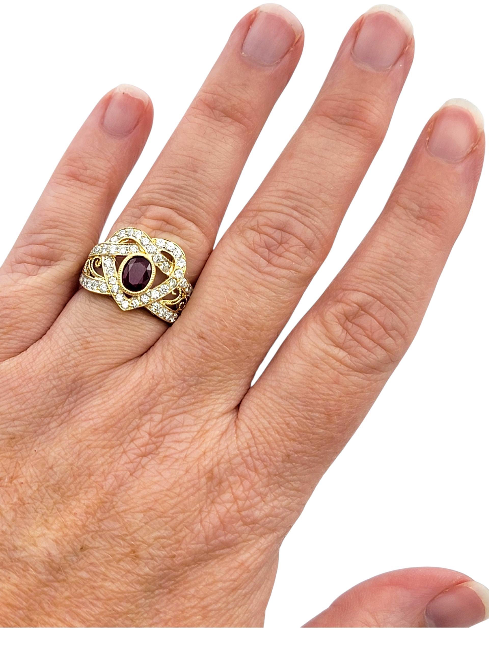 Bague de cocktail en or jaune 18 carats avec motif de cœur en rubis et diamants de taille ovale en vente 2