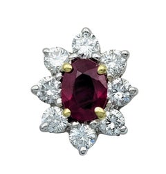 Pendientes de oro de 18 quilates bicolor con halo de rubíes talla oval y diamantes redondos