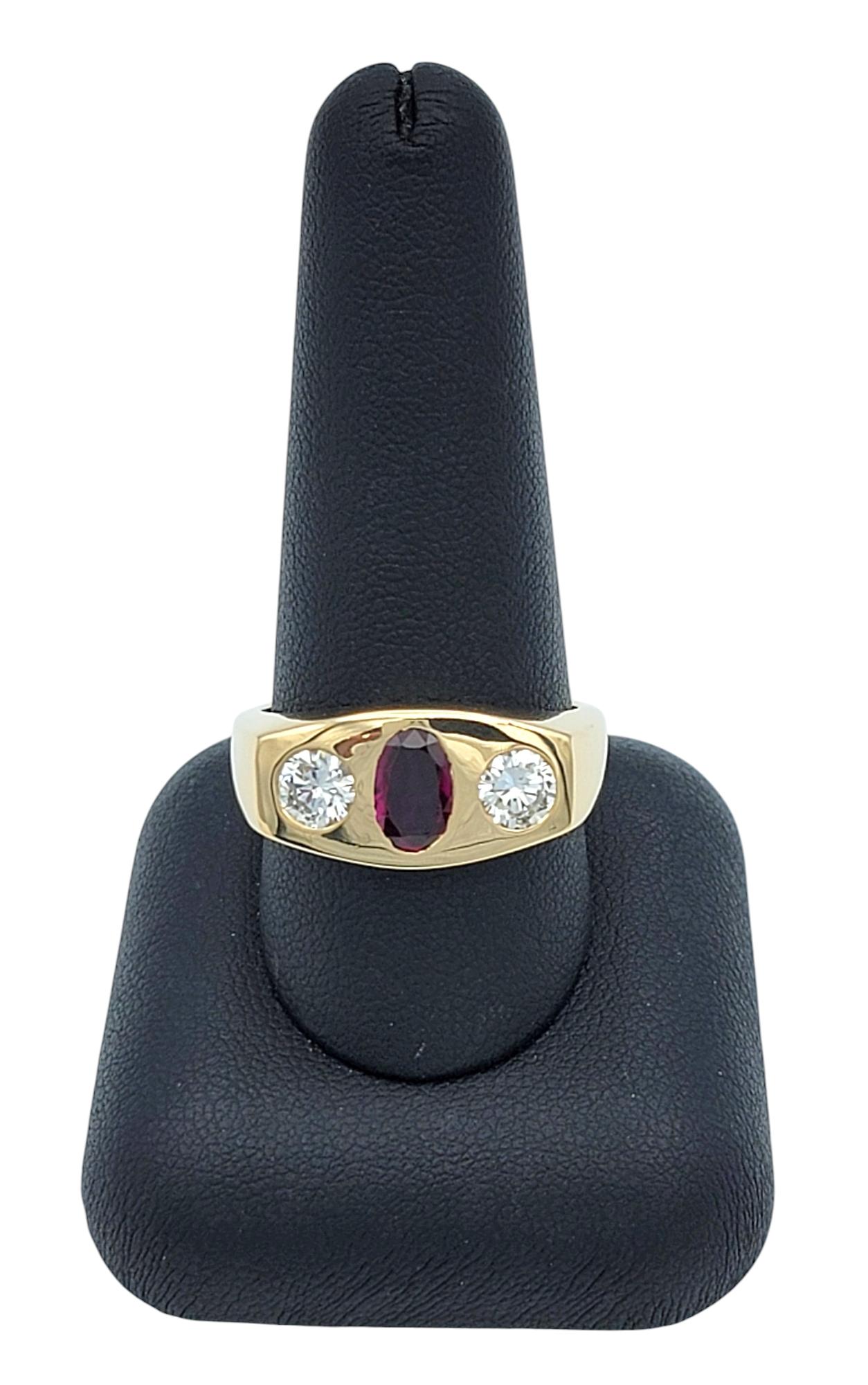 Bague à trois pierres en or jaune 14 carats avec rubis ovale et diamants ronds en vente 4