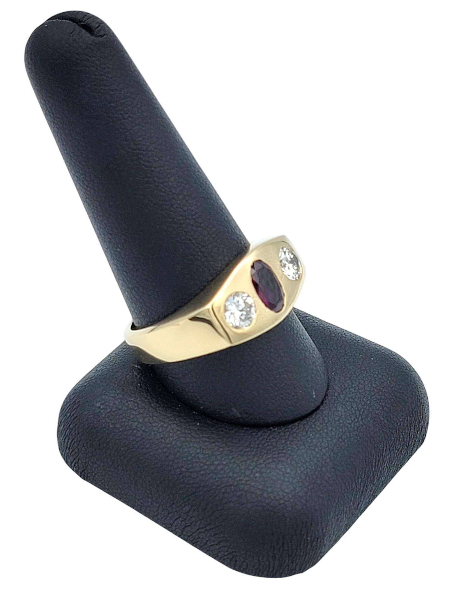 Bague à trois pierres en or jaune 14 carats avec rubis ovale et diamants ronds en vente 5