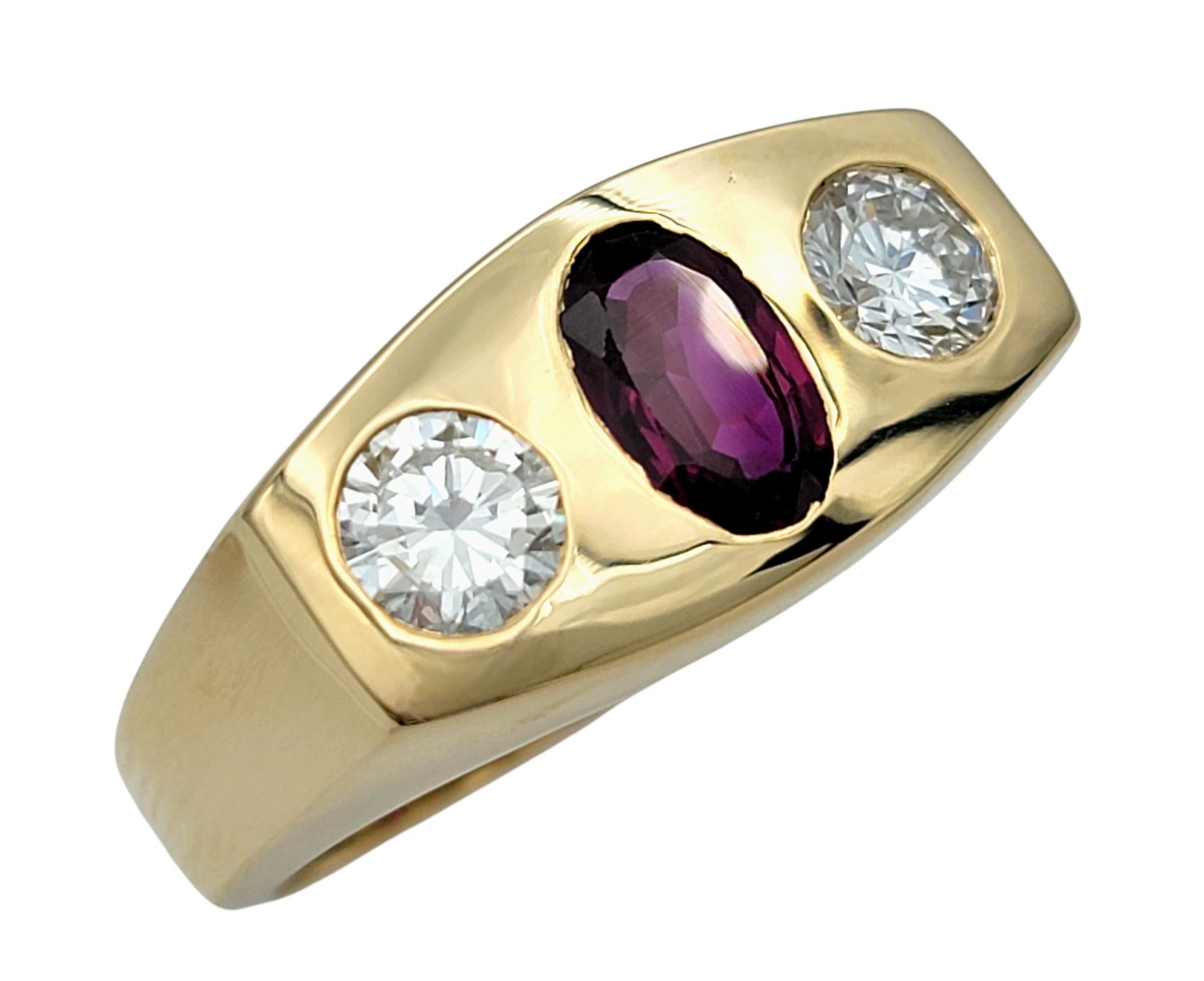 Contemporain Bague à trois pierres en or jaune 14 carats avec rubis ovale et diamants ronds en vente
