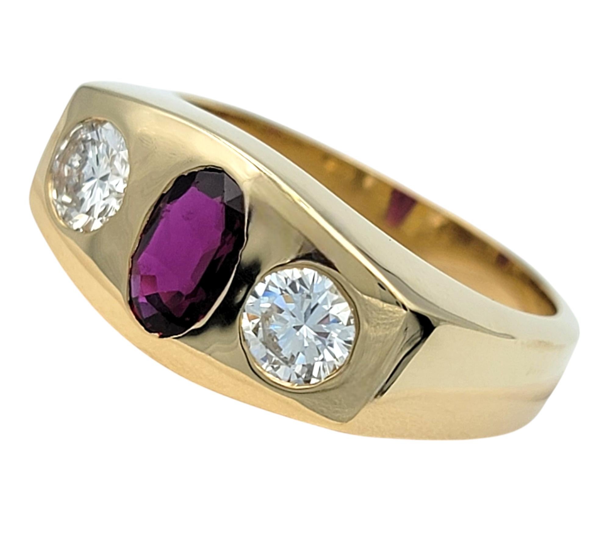 Taille ovale Bague à trois pierres en or jaune 14 carats avec rubis ovale et diamants ronds en vente