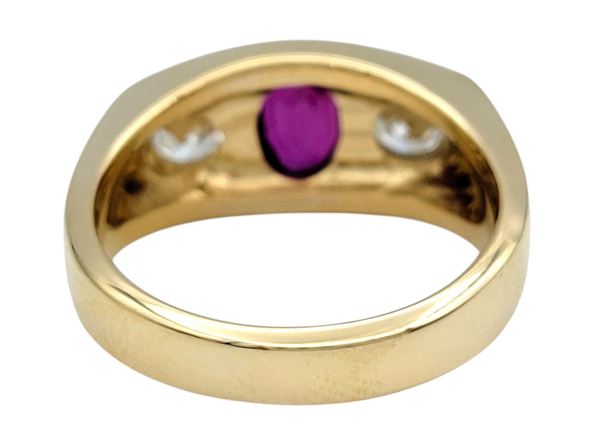 Bague à trois pierres en or jaune 14 carats avec rubis ovale et diamants ronds Bon état - En vente à Scottsdale, AZ