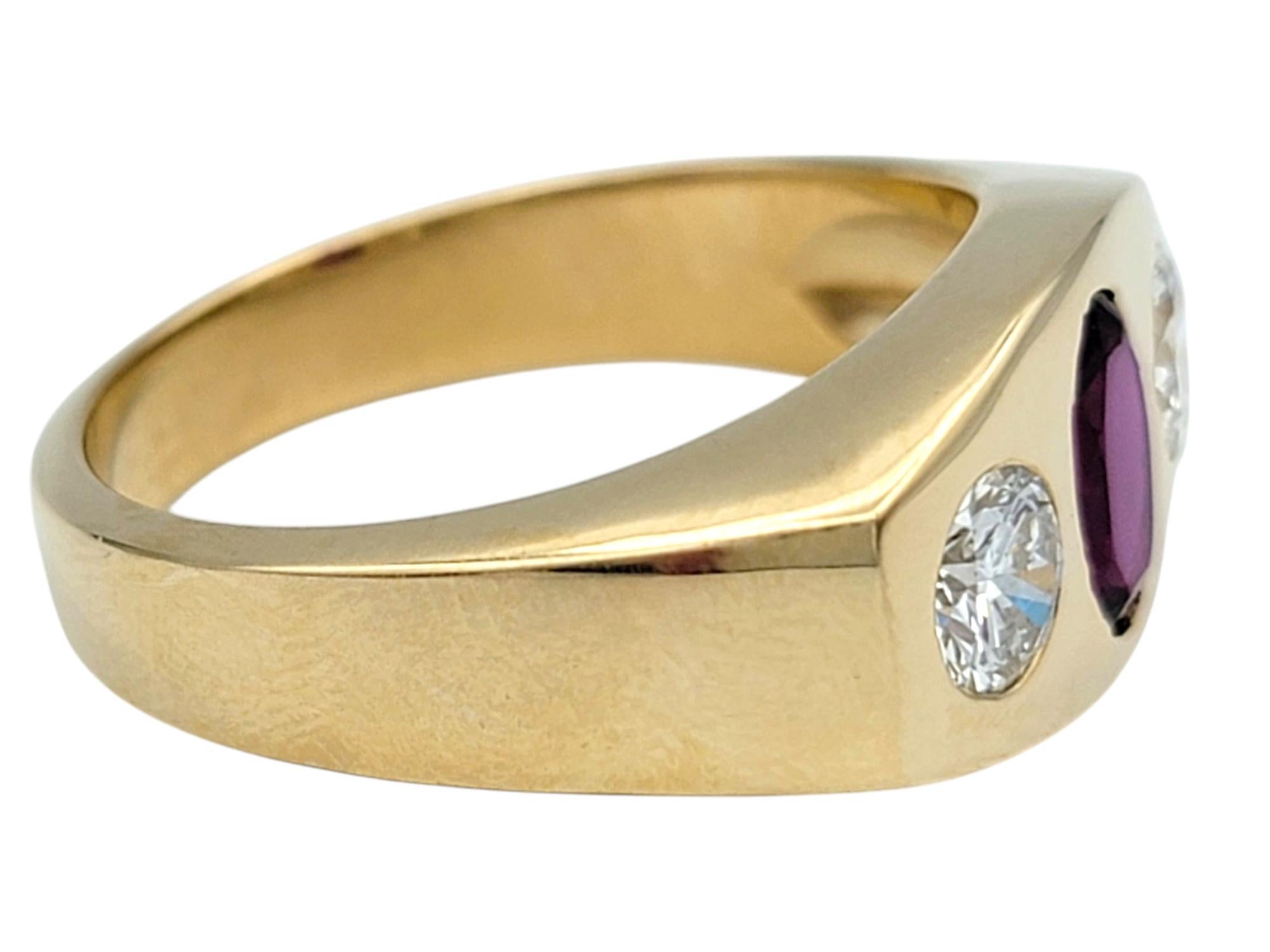 Bague à trois pierres en or jaune 14 carats avec rubis ovale et diamants ronds Unisexe en vente