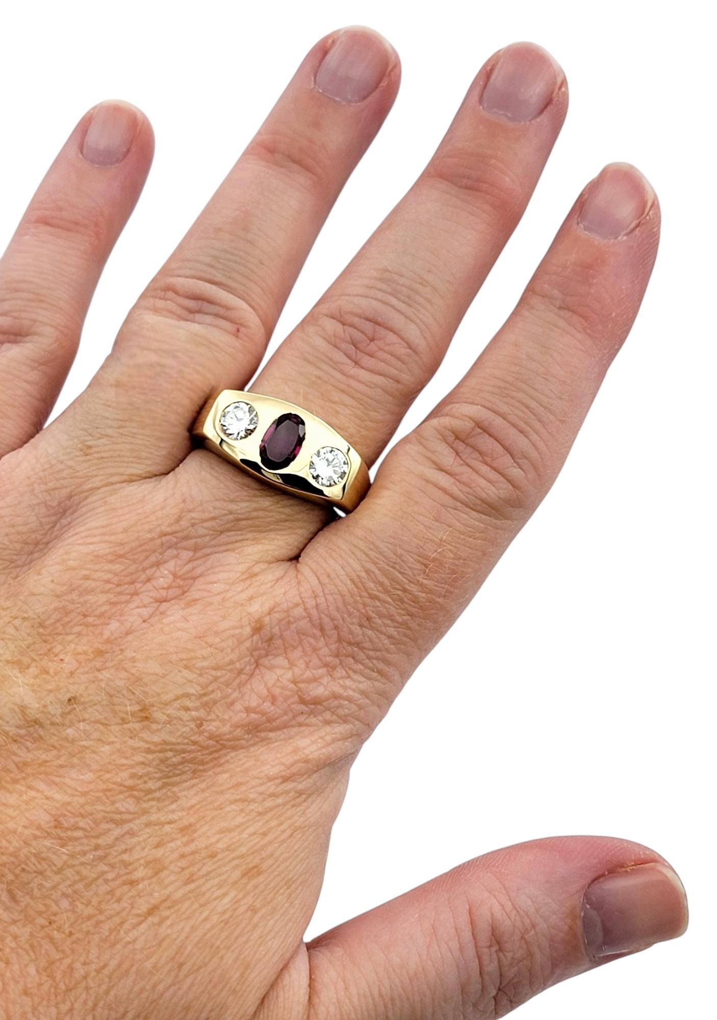 Bague à trois pierres en or jaune 14 carats avec rubis ovale et diamants ronds en vente 2