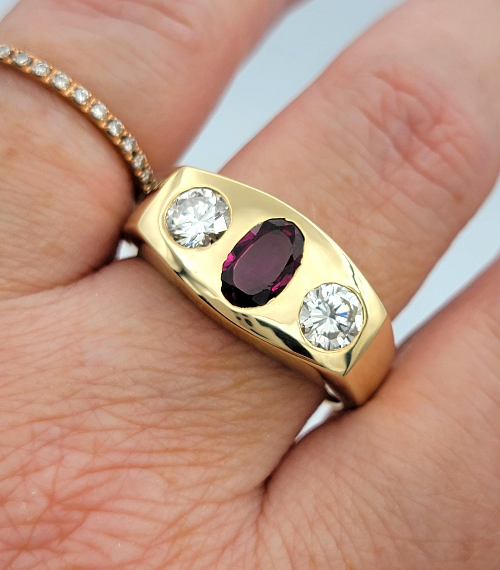 Bague à trois pierres en or jaune 14 carats avec rubis ovale et diamants ronds en vente 3