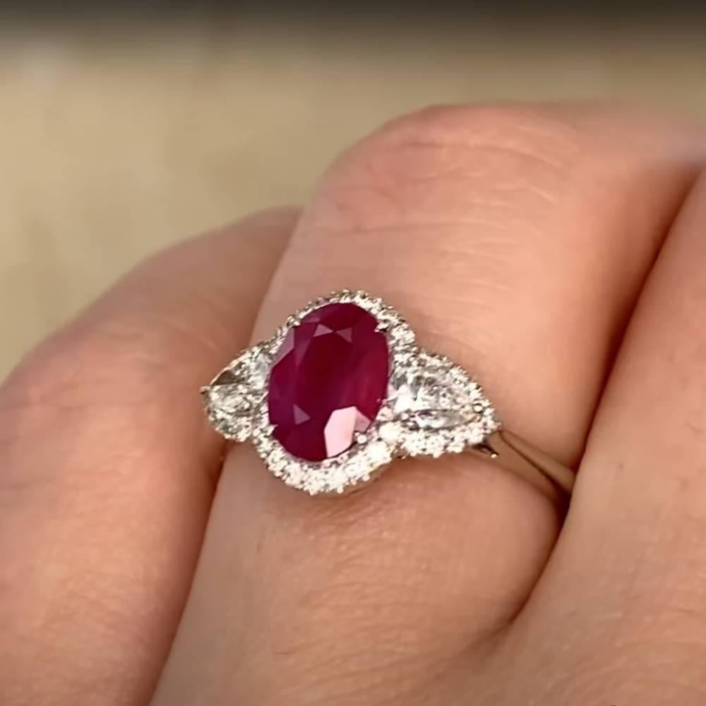 Oval geschnittener Rubin (ca. 1,00 Karat) und Diamantring, Platin (Art déco) im Angebot