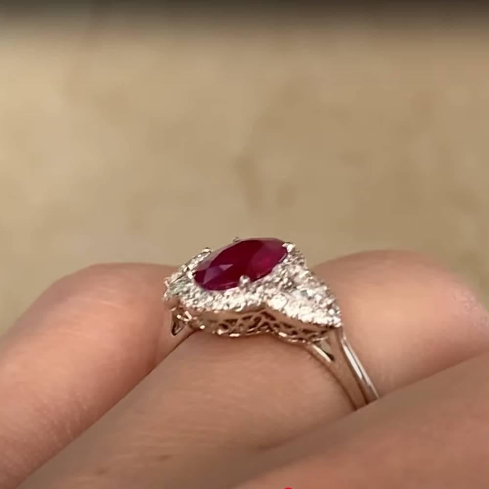 Oval geschnittener Rubin (ca. 1,00 Karat) und Diamantring, Platin (Ovalschliff) im Angebot