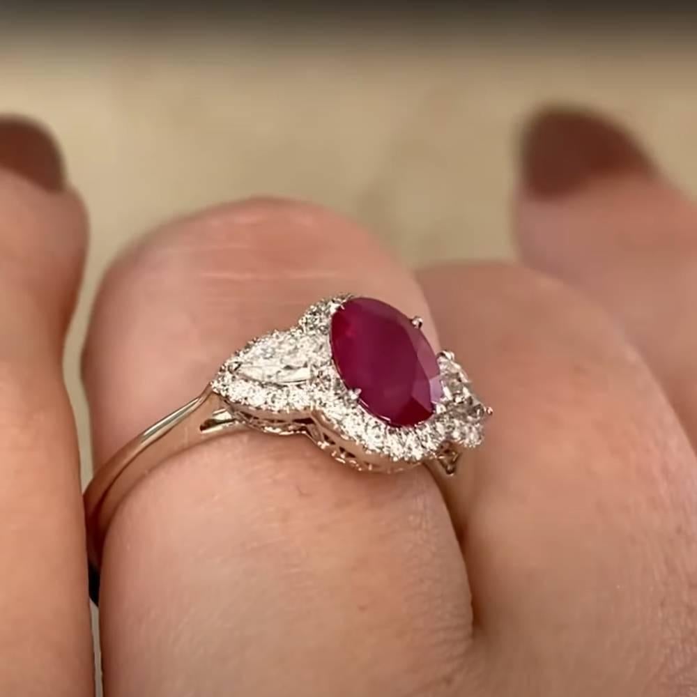 Oval geschnittener Rubin (ca. 1,00 Karat) und Diamantring, Platin im Zustand „Hervorragend“ im Angebot in New York, NY