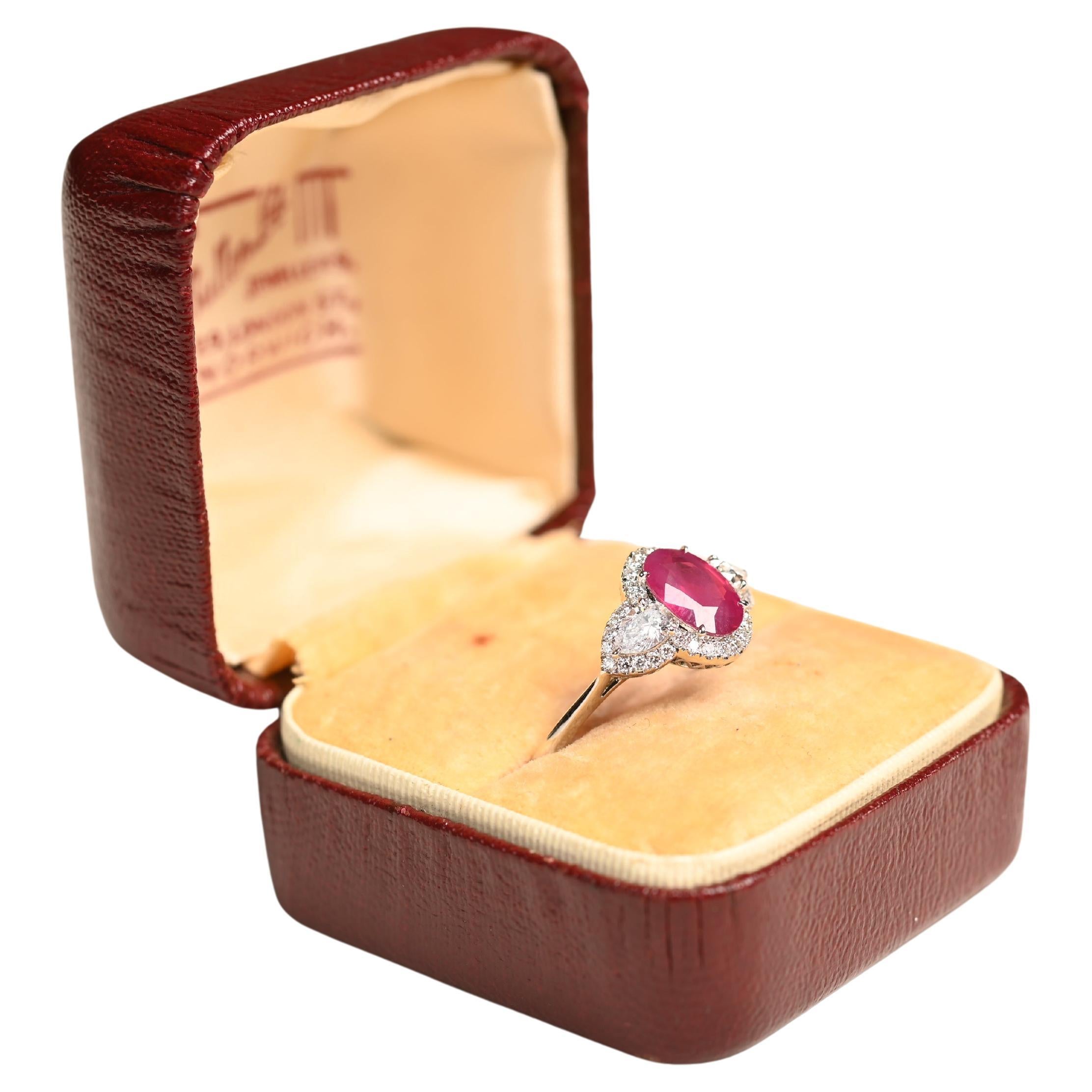 Oval geschnittener Rubin (ca. 1,00 Karat) und Diamantring, Platin im Angebot