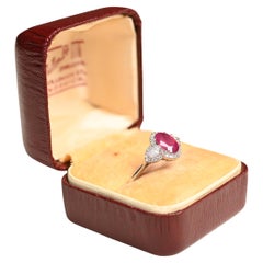 Oval geschnittener Rubin (ca. 1,00 Karat) und Diamantring, Platin