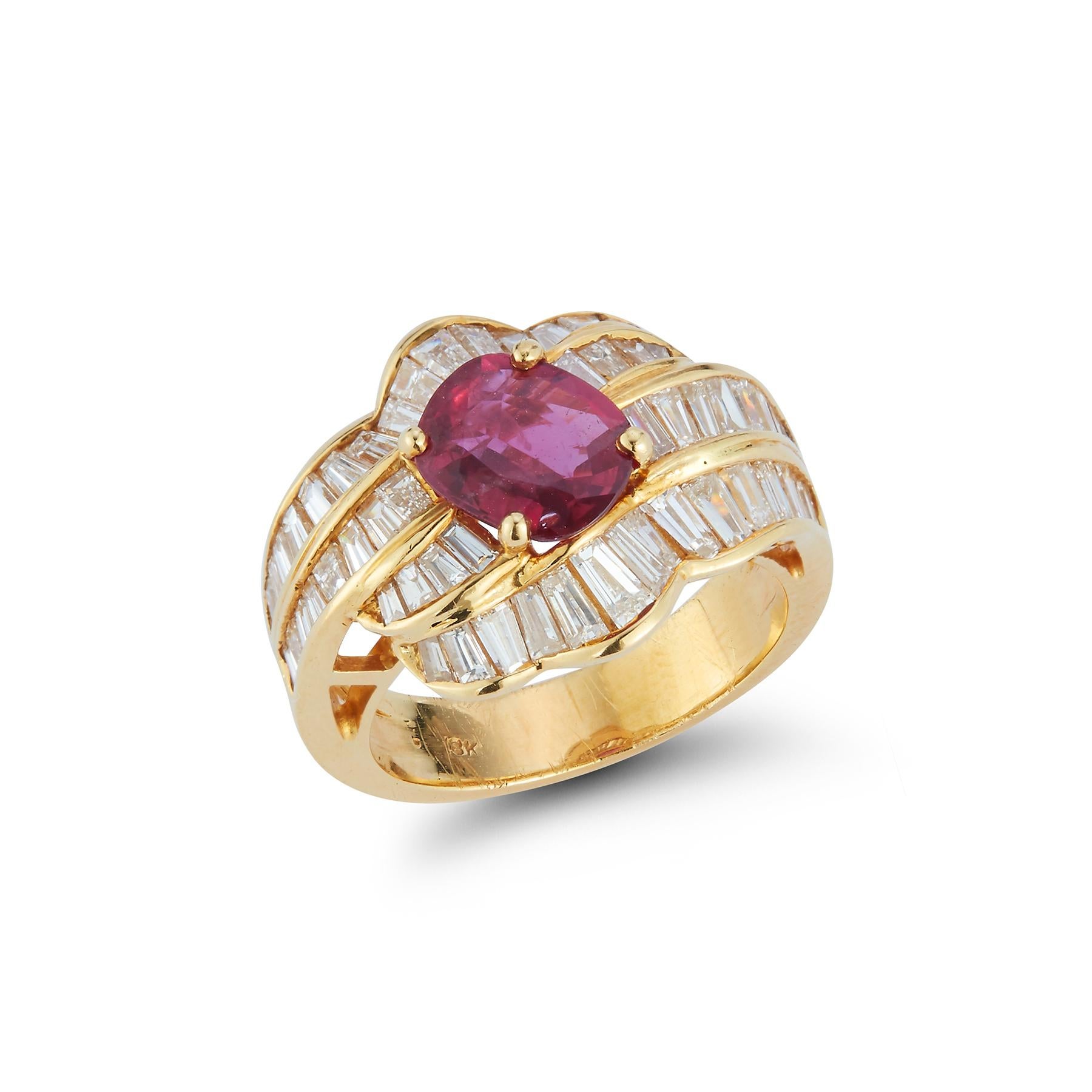 Anillo de Rubí talla oval y Diamantes talla baguette

Certificado AGL 

Anillo de oro de 18 quilates con un rubí ovalado central de aproximadamente 1,87 quilates y 54 diamantes cónicos en talla baguette alrededor de aproximadamente 2,27