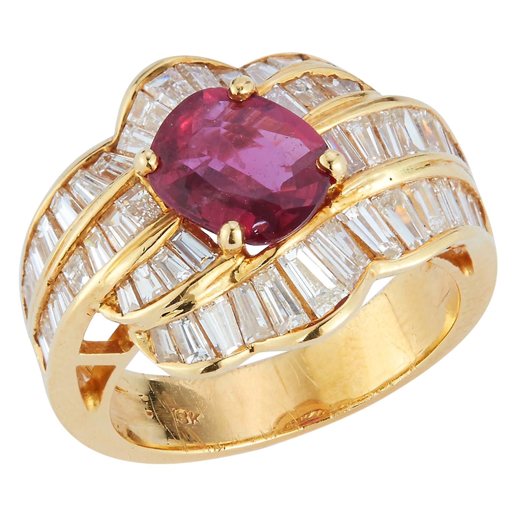 Anillo de Rubí talla oval y Diamantes talla baguette en venta