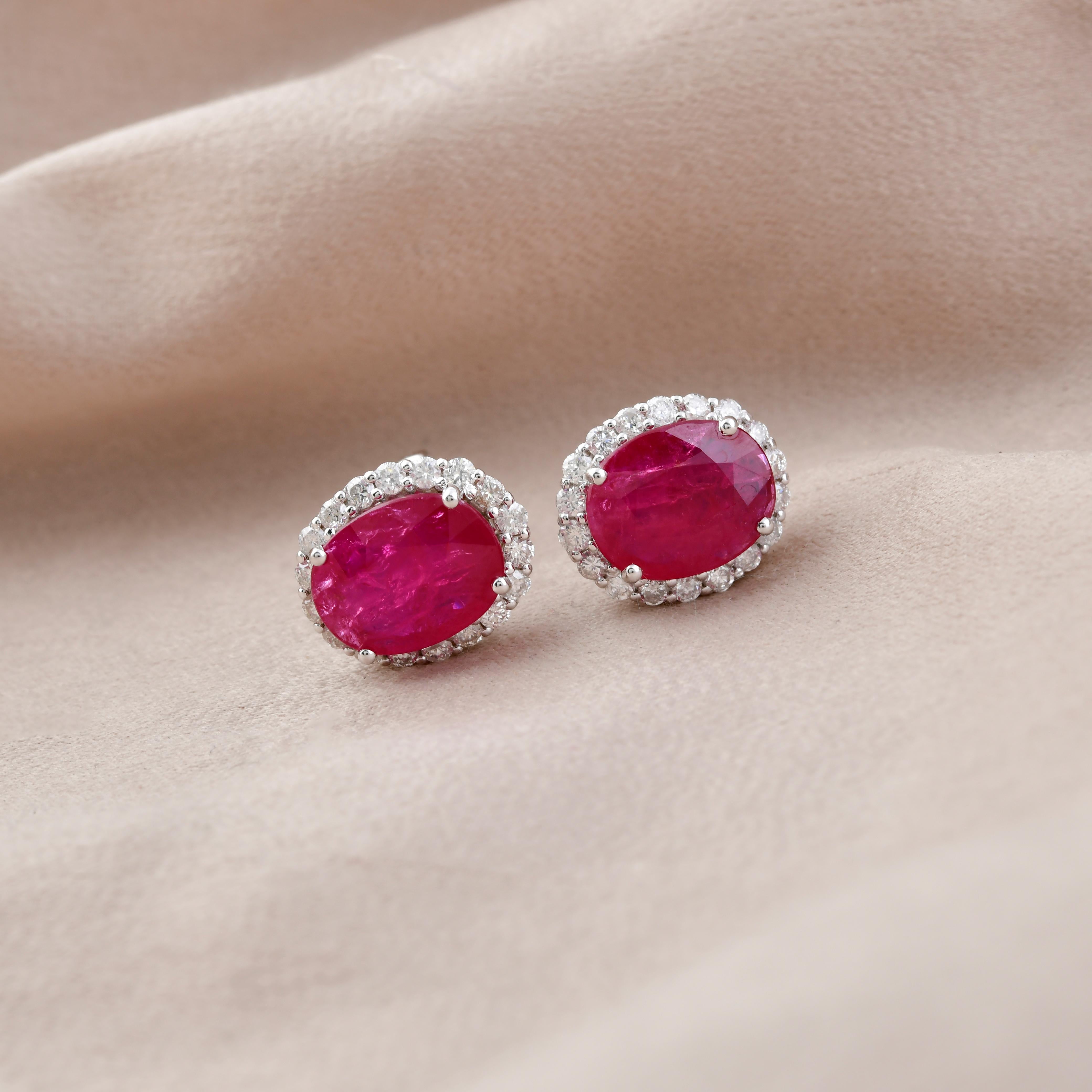 Contemporain Boucles d'oreilles Halo en or blanc 14 carats avec diamants et rubis de taille ovale en vente