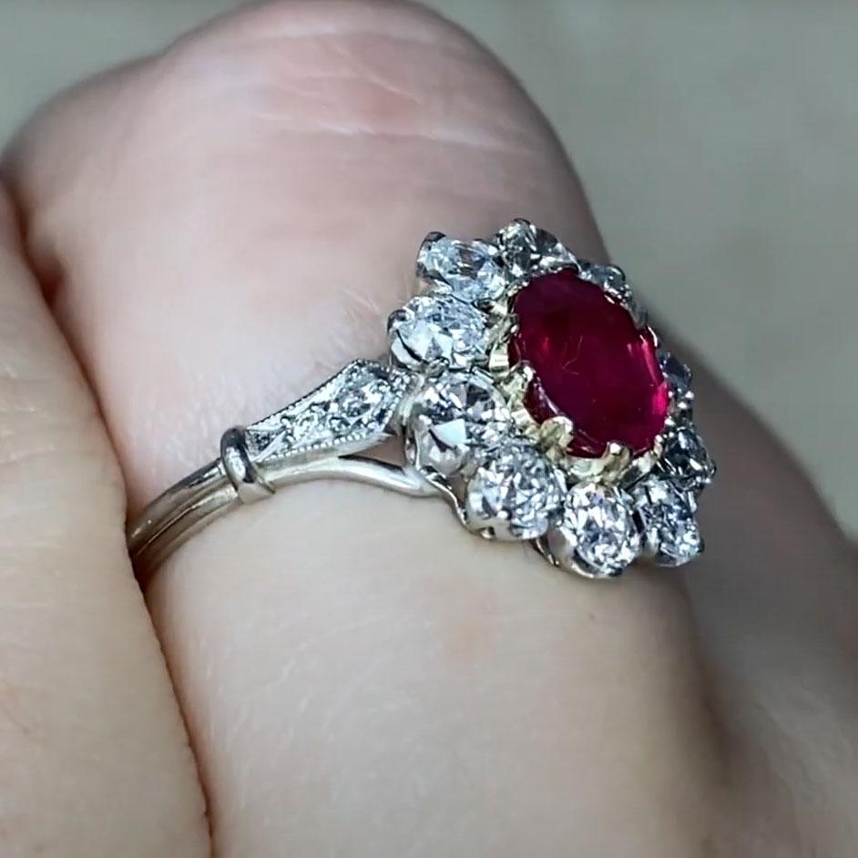 Anillo de compromiso de rubí talla oval (aprox. 1,10 quilates), platino y oro amarillo de 18k Corte oval en venta
