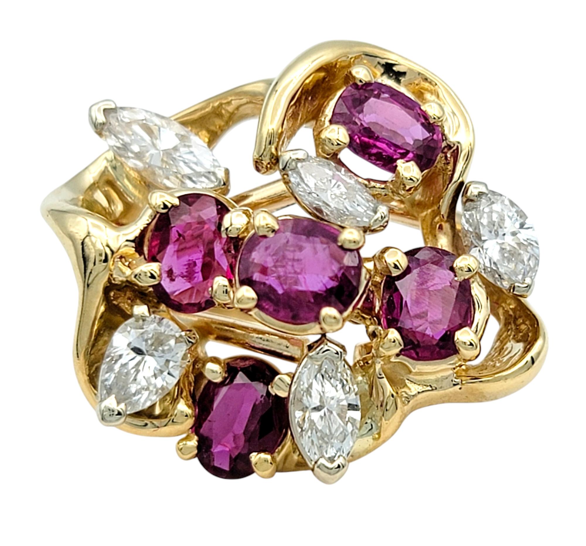 Tamaño del anillo: 6.25

Este anillo vibrante y seductor es una cautivadora celebración de elegancia y encanto. En su corazón hay un llamativo racimo de rubíes rojos de talla ovalada, que desprenden una sofisticación atemporal y un encanto ardiente.