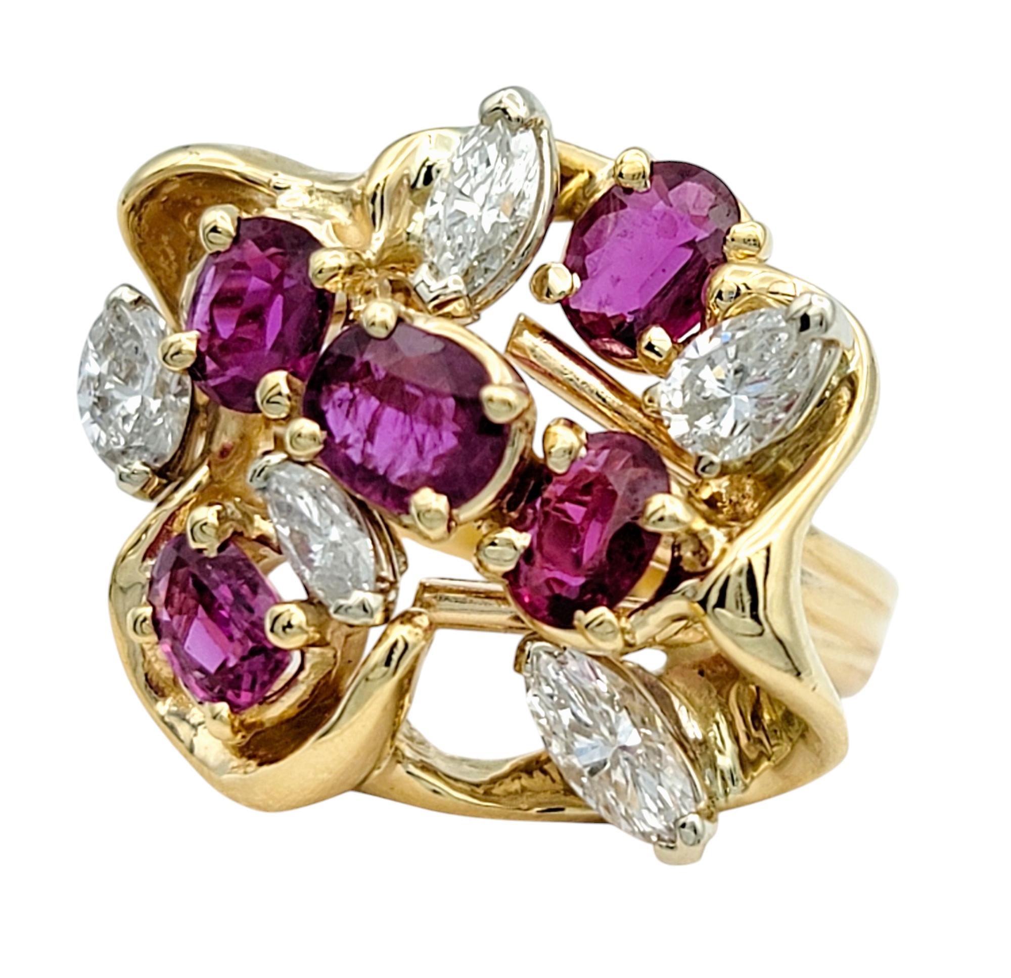 Anillo Racimo de Rubí Corte Oval, Pera y Diamante Marquesa en Oro Amarillo de 14 Kilates Contemporáneo en venta