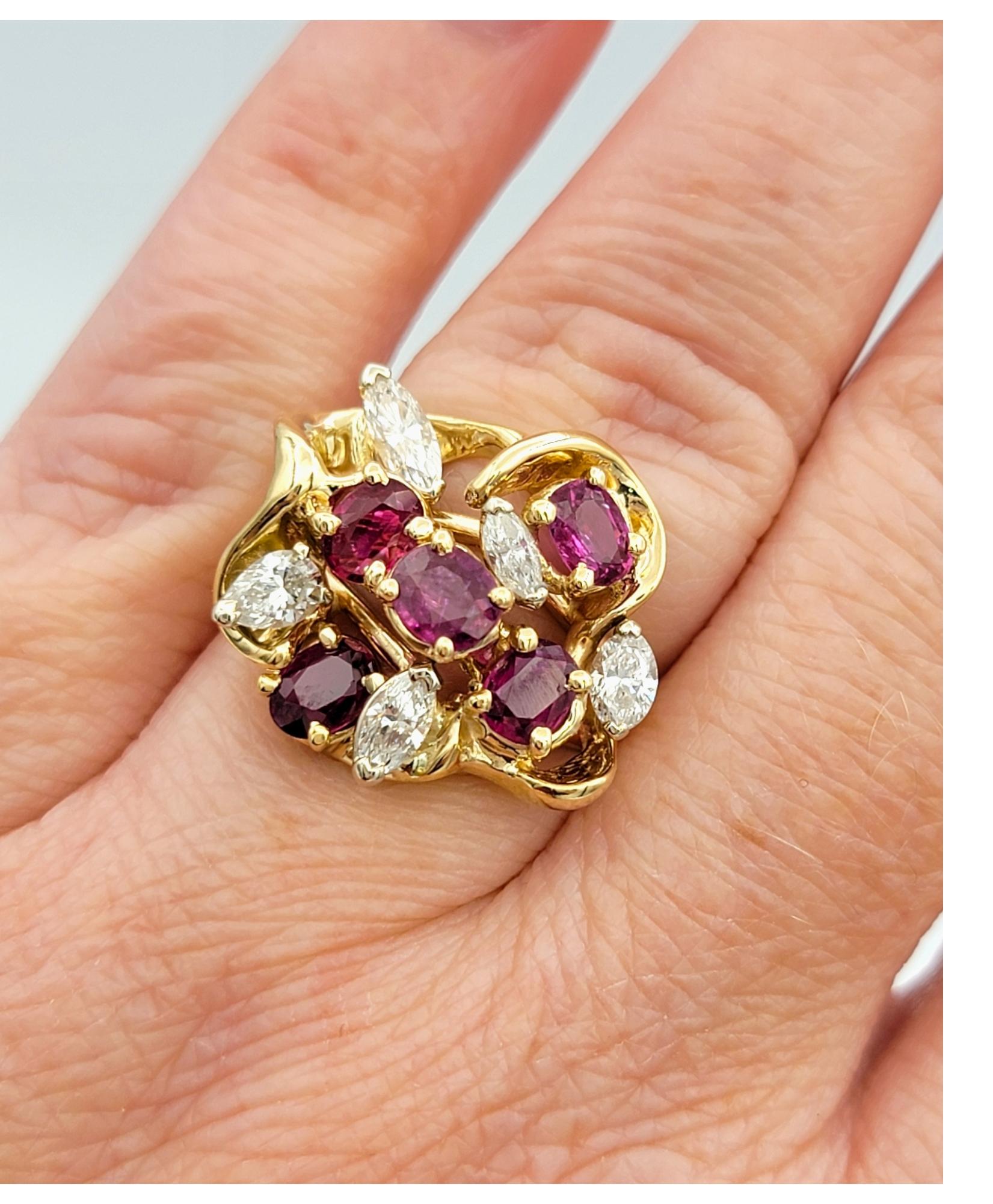 Anillo Racimo de Rubí Corte Oval, Pera y Diamante Marquesa en Oro Amarillo de 14 Kilates en venta 3