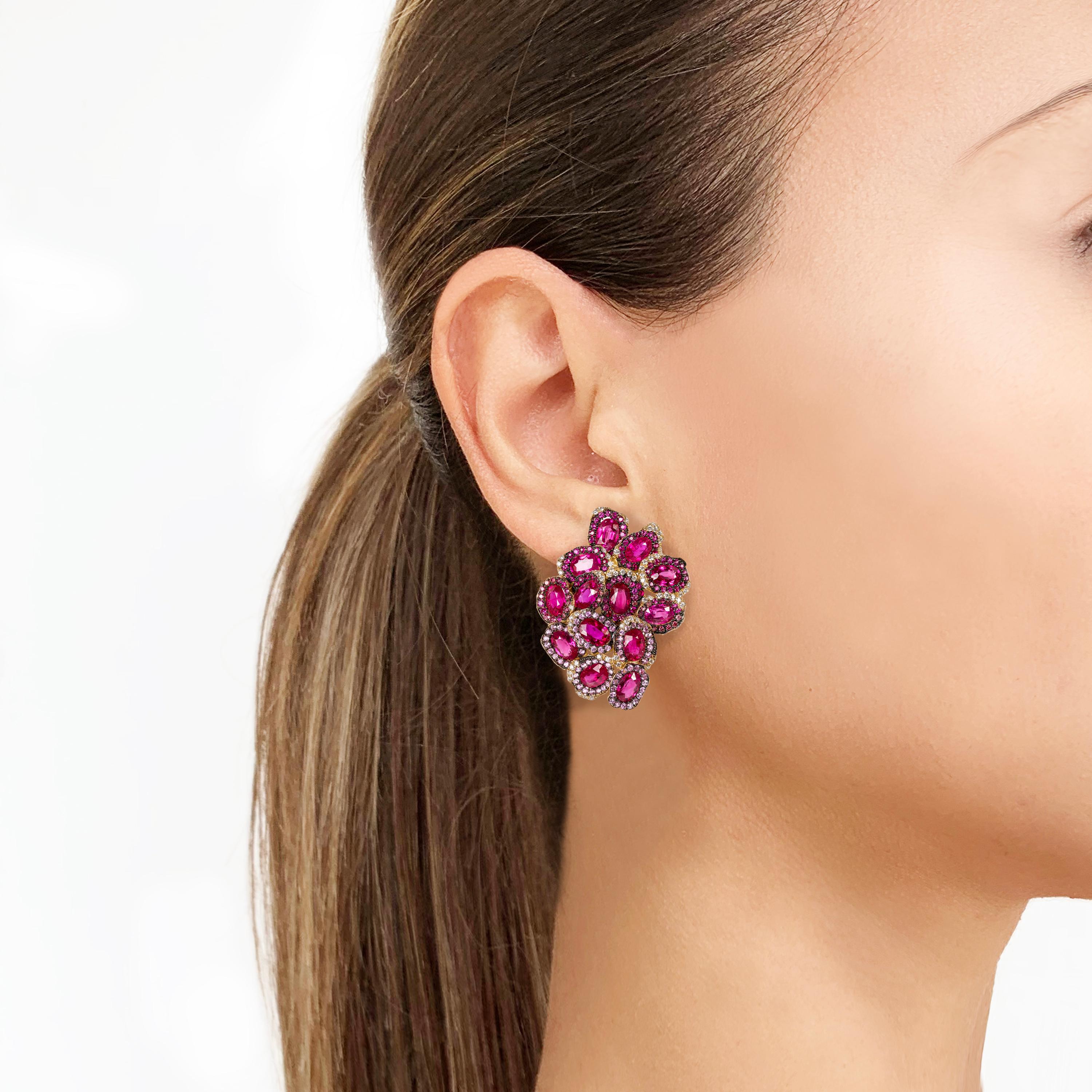 Rosior by Manuel Rosas Contemporary Drop Earrings manufactured in Yellow Gold and setted with:
- 26 Oval cut Rubies with 16 ct;
- 134 Round Cut Rubies with 1,04 ct;
- 146 Pink Sapphires with 1,16 ct;
- 73 Pink Diamonds with 0,44 ct;
- 131 White