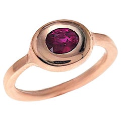 Anillo de oro rosa con rubí talla oval