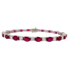 Bracciale con rubino taglio ovale e diamante tondo brillante in oro bianco 18 carati