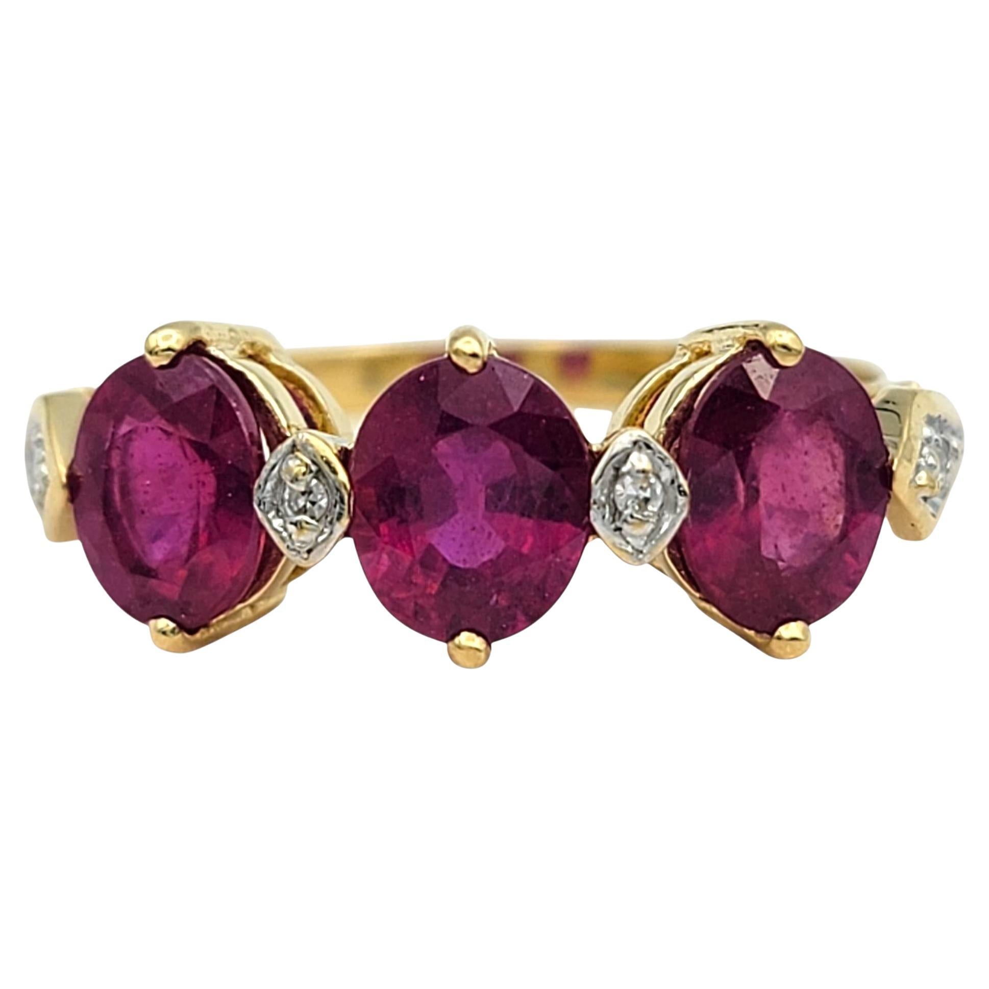 Bague à trois pierres en or jaune 18 carats avec rubis de taille ovale et accents de diamants