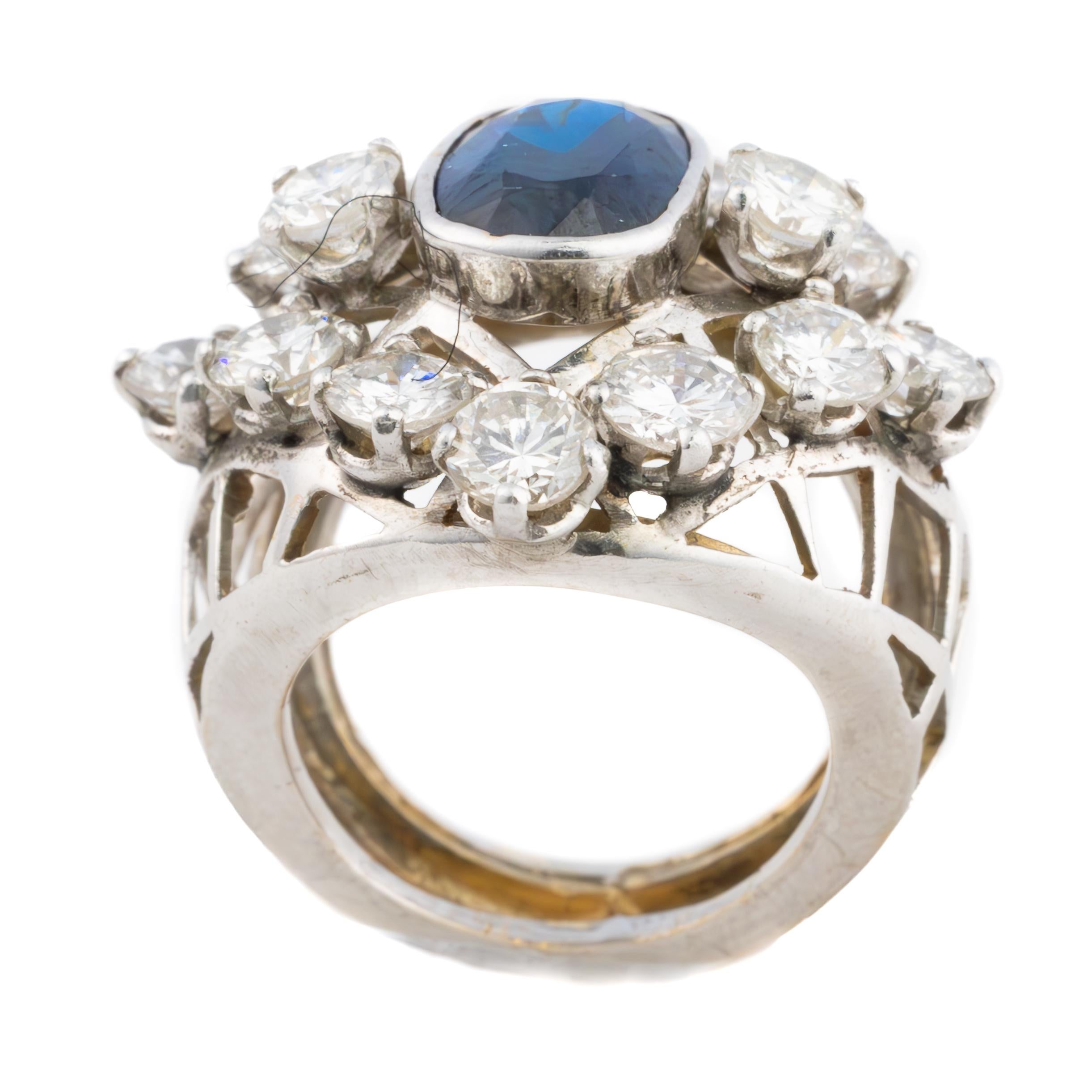 Bague dôme en saphir et diamant de taille ovale

Description :
Cette bague saisissante est centrée sur un saphir ovale richement saturé, entouré d'un halo lumineux de diamants taillés en brillant. Sertis dans de l'or blanc 14 carats, les diamants