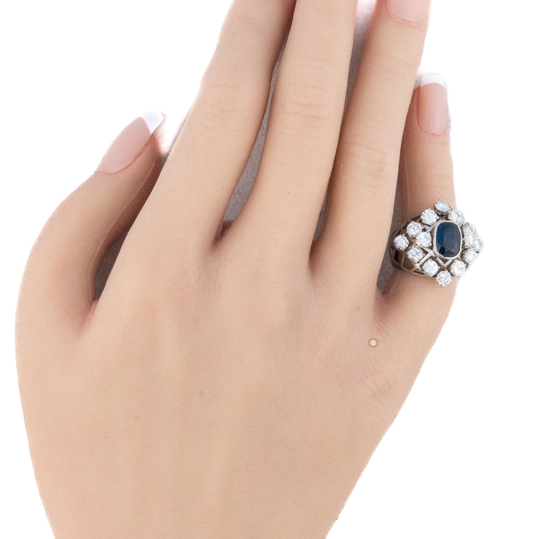 Taille ovale Bague dôme en saphir et diamant de taille ovale en vente