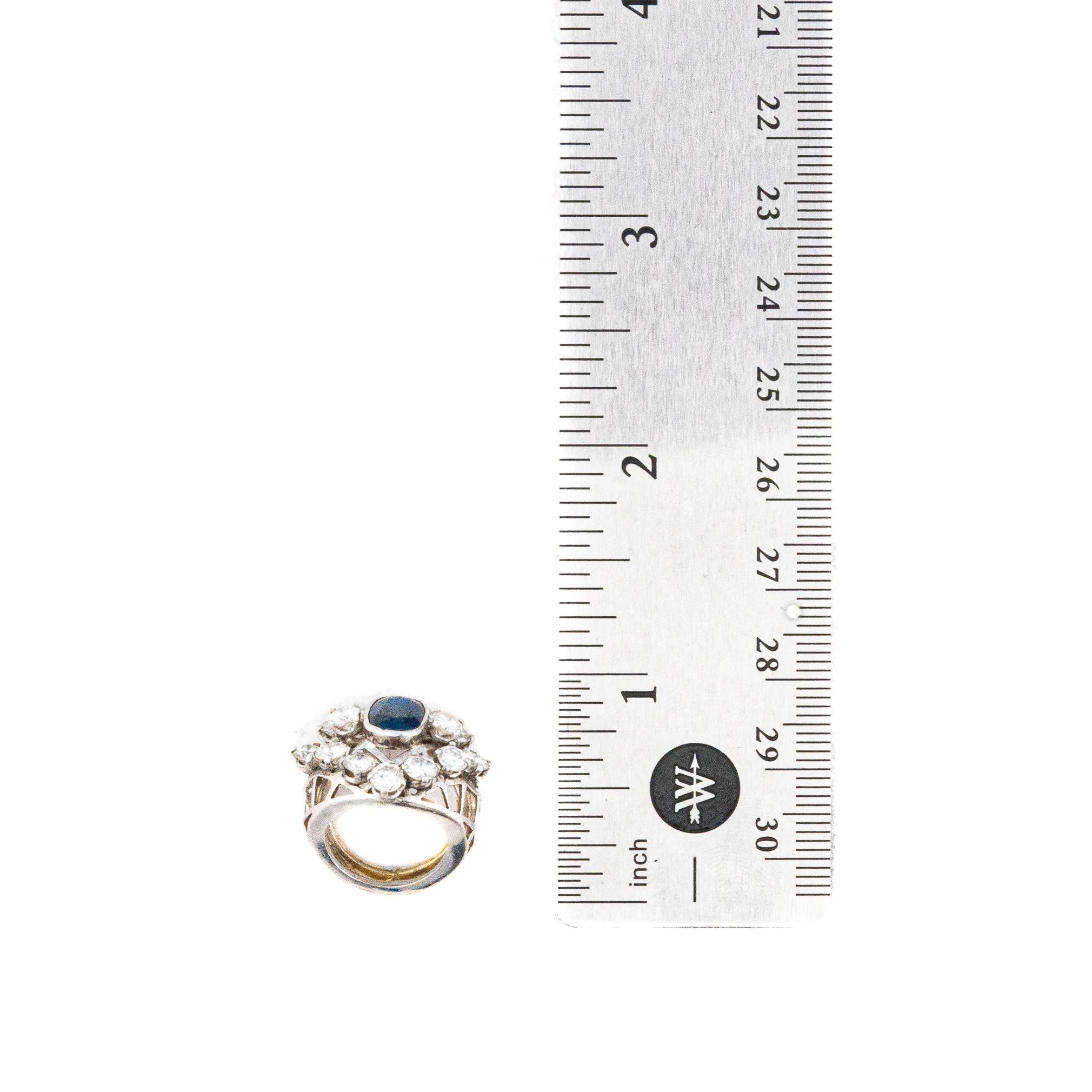 Bague dôme en saphir et diamant de taille ovale Excellent état - En vente à New York, NY