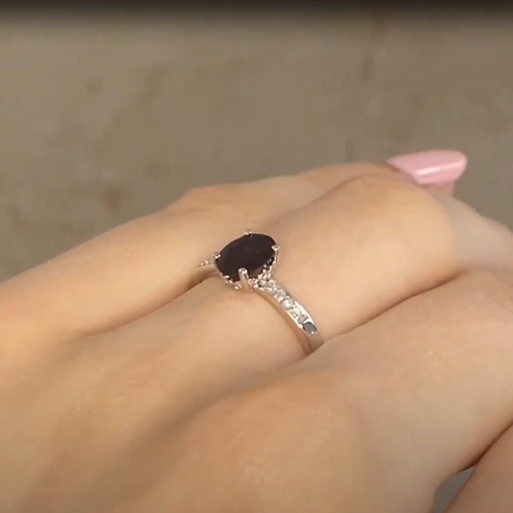 Taille ovale Bague en or blanc 14k, saphir ovale (environ 0,9 carats) et diamants, sertis clos en vente