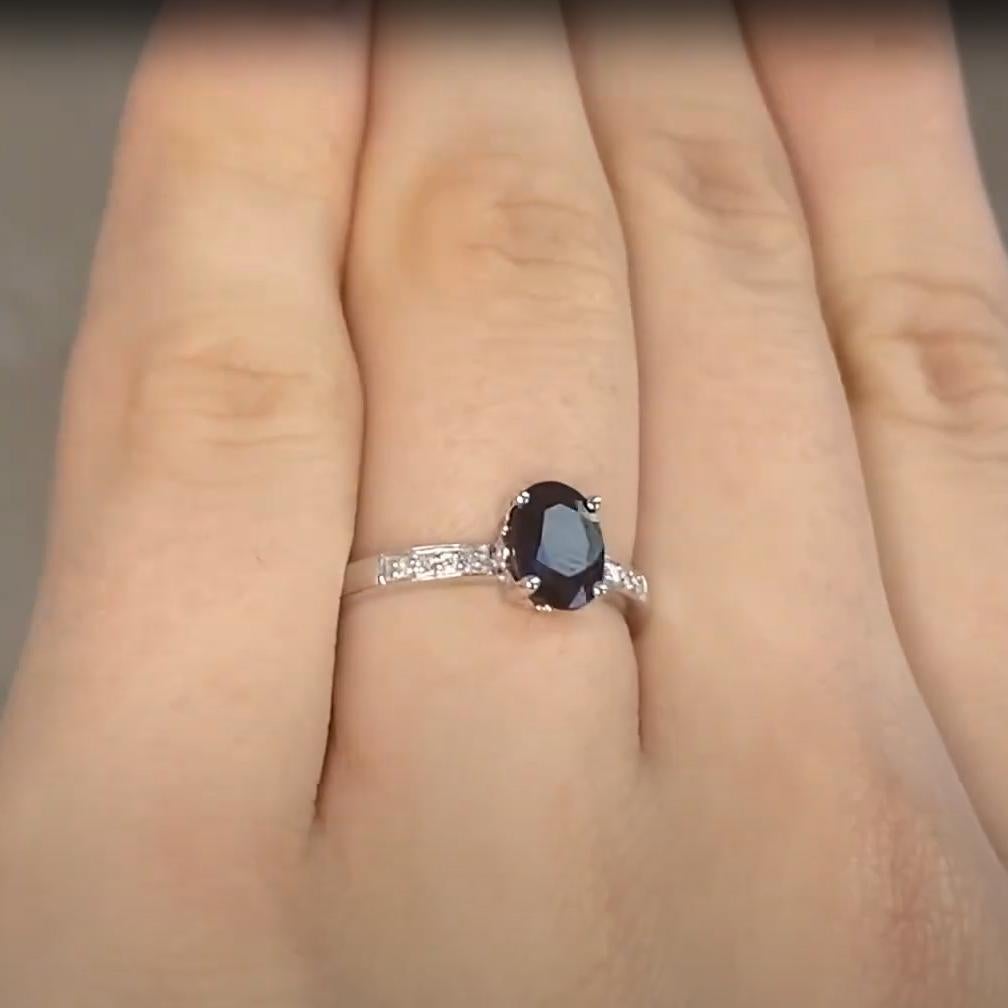 Bague en or blanc 14k, saphir ovale (environ 0,9 carats) et diamants, sertis clos Excellent état - En vente à New York, NY