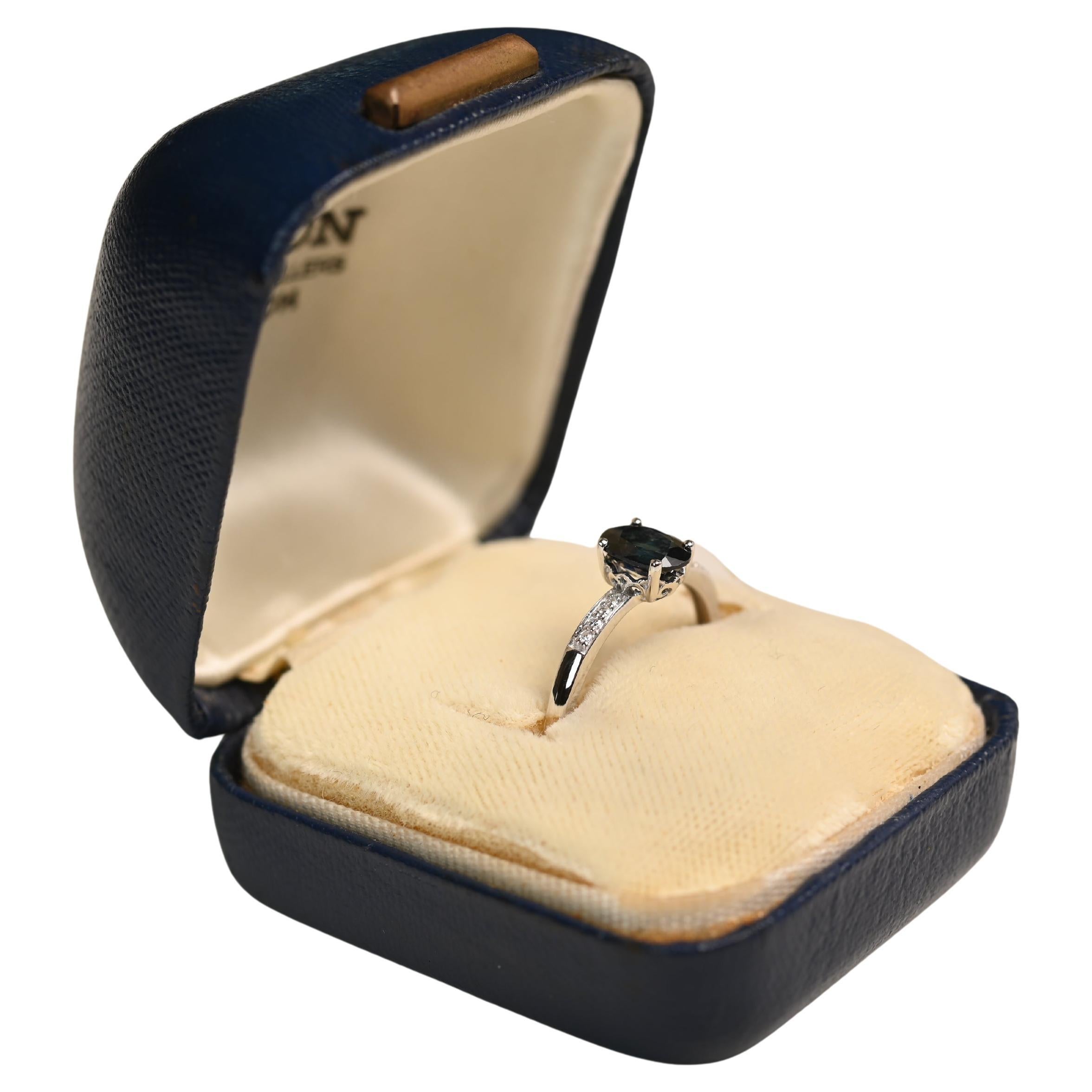 Bague en or blanc 14k, saphir ovale (environ 0,9 carats) et diamants, sertis clos en vente