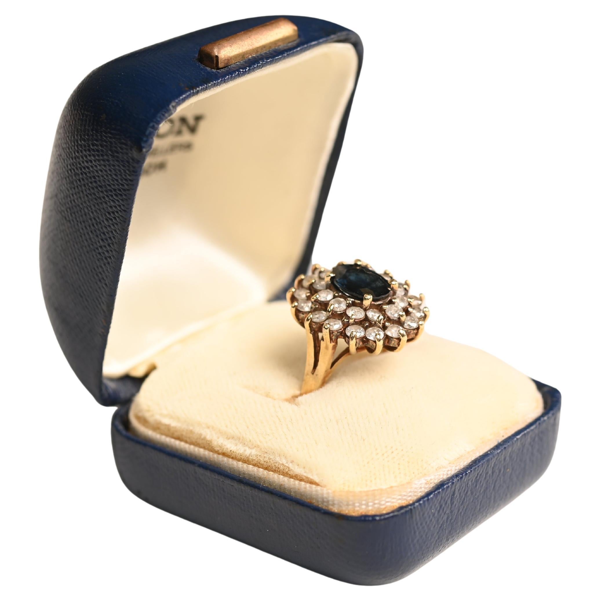 Zafiro talla oval (aprox. 1,00 quilates), Anillo racimo de diamantes, Oro amarillo 14k en venta
