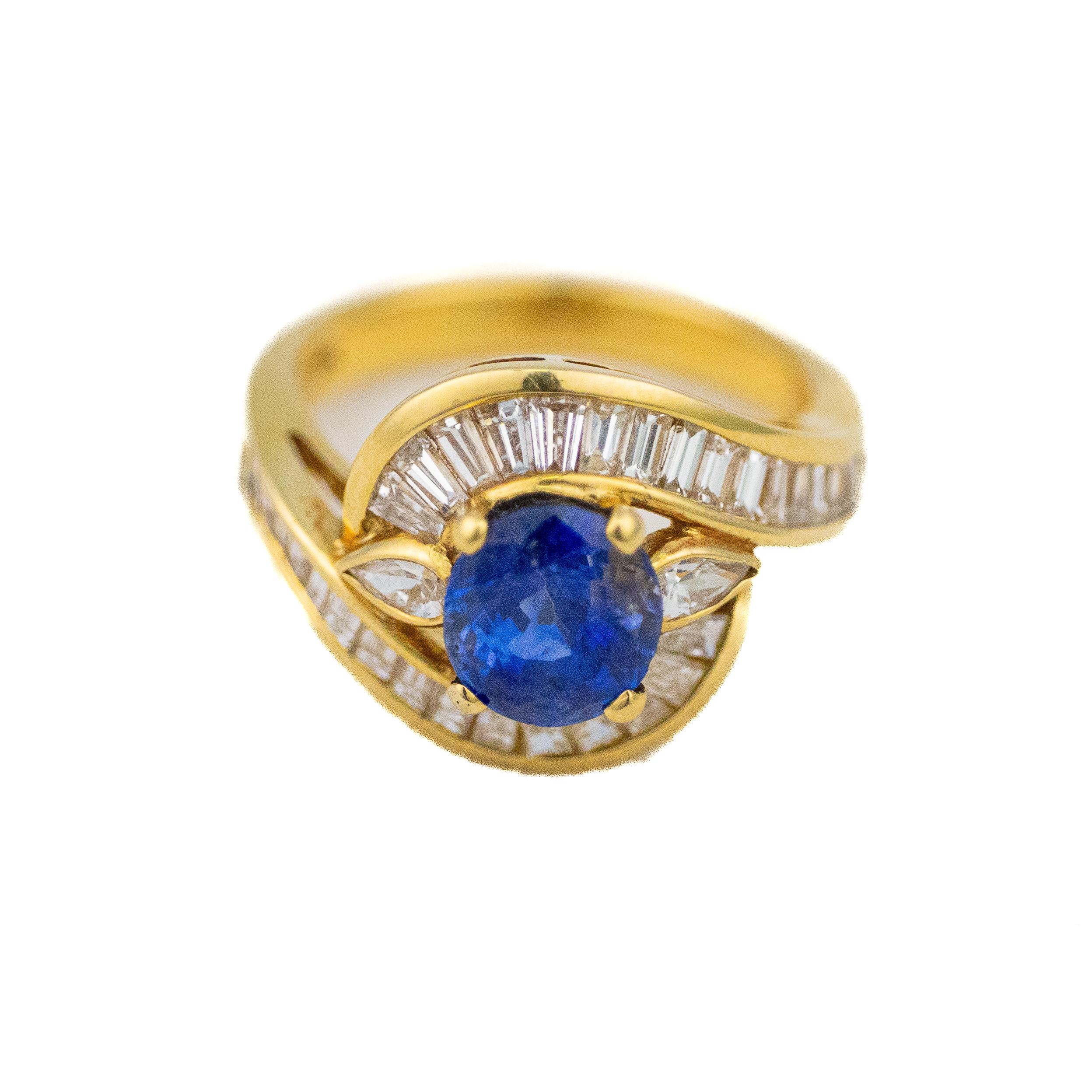 Oval geschnittener Saphir Baguette Diamant Halo Ring

Beschreibung: Ein raffinierter Ring aus 18 Karat Gelbgold mit einem lebhaften Saphir im Ovalschliff, der von einem eleganten Wirbel aus Diamanten im Baguette- und Birnenschliff umrahmt wird. Die
