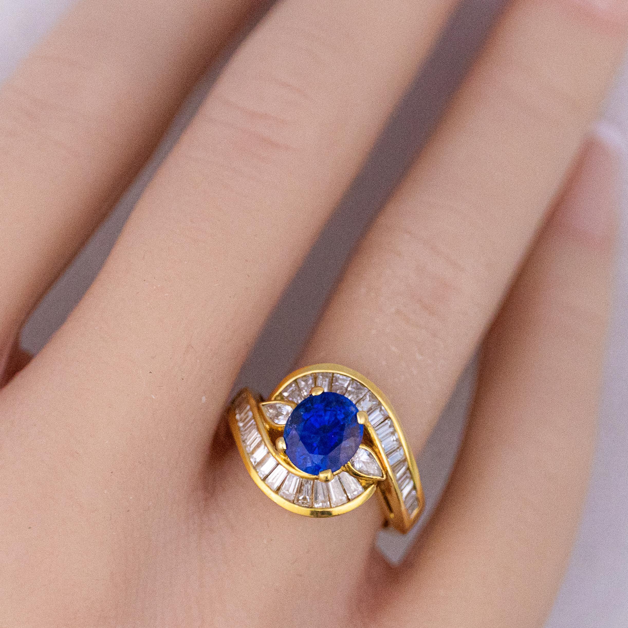 Oval geschnittener Saphir Baguette Diamant Halo Ring (Retro) im Angebot