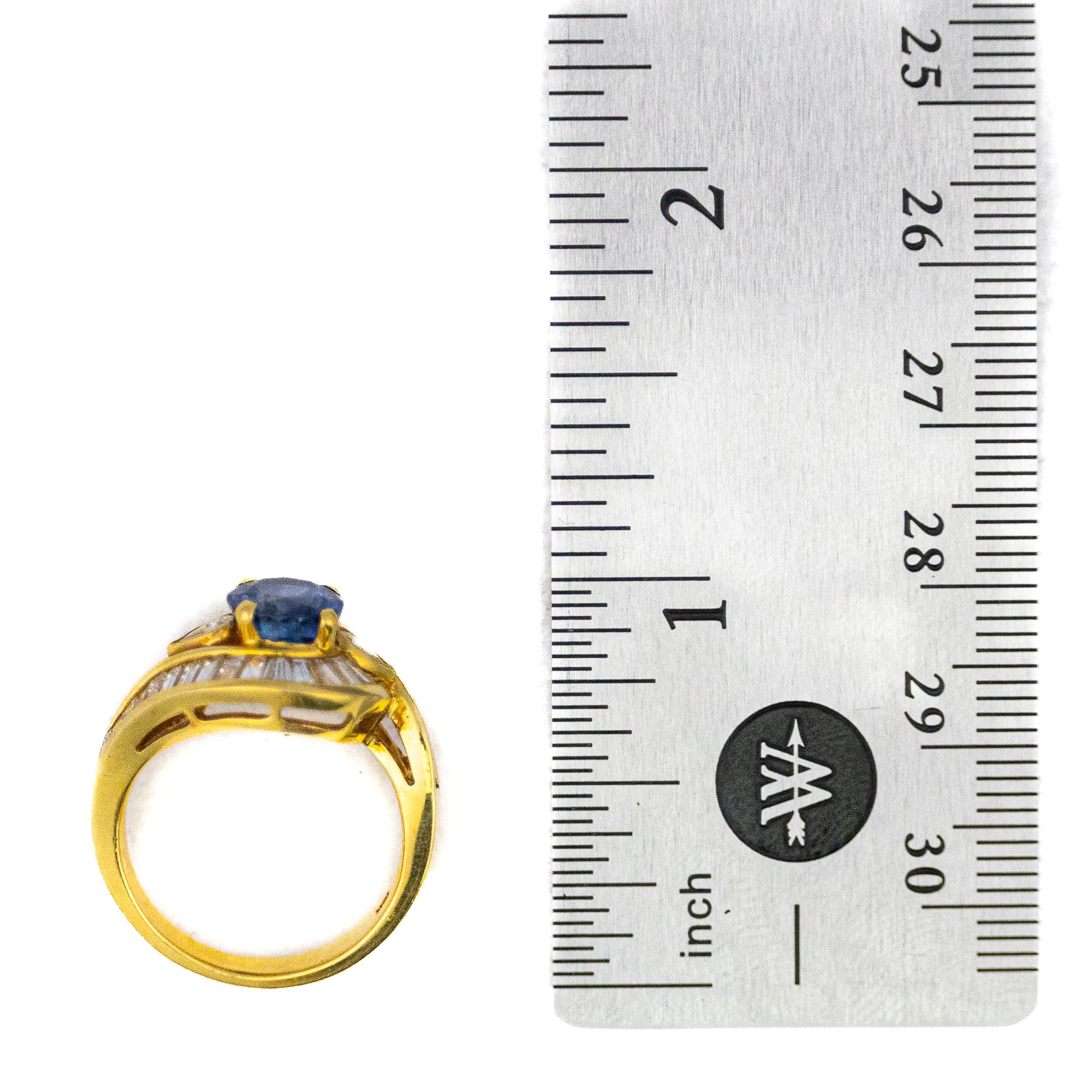 Oval geschnittener Saphir Baguette Diamant Halo Ring (Ovalschliff) im Angebot