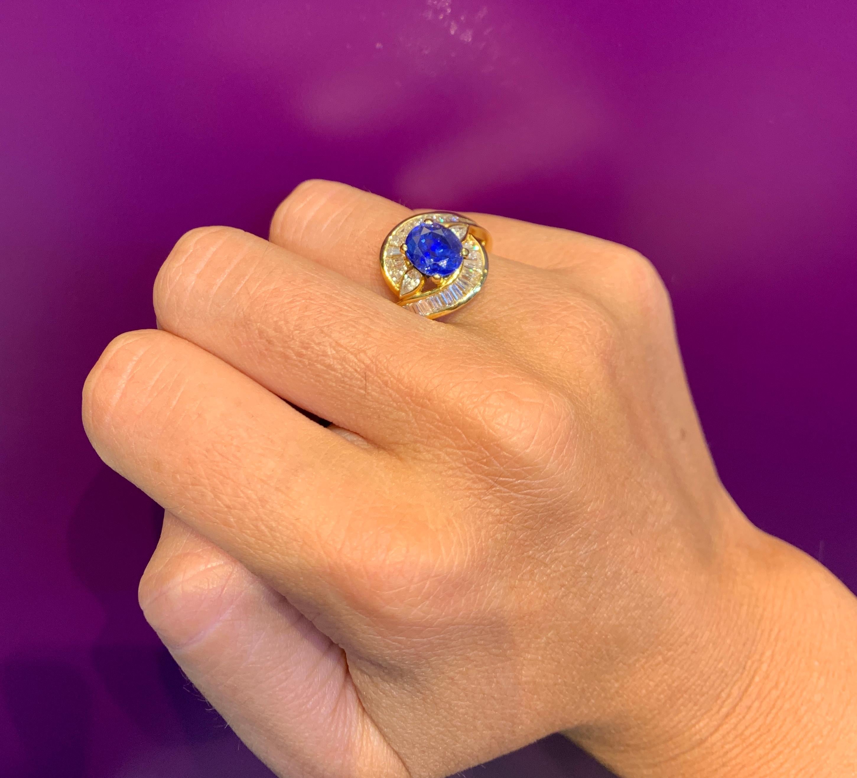 Women's Oval Cut Sapphire & Diamond Cocktail Ring For Sale