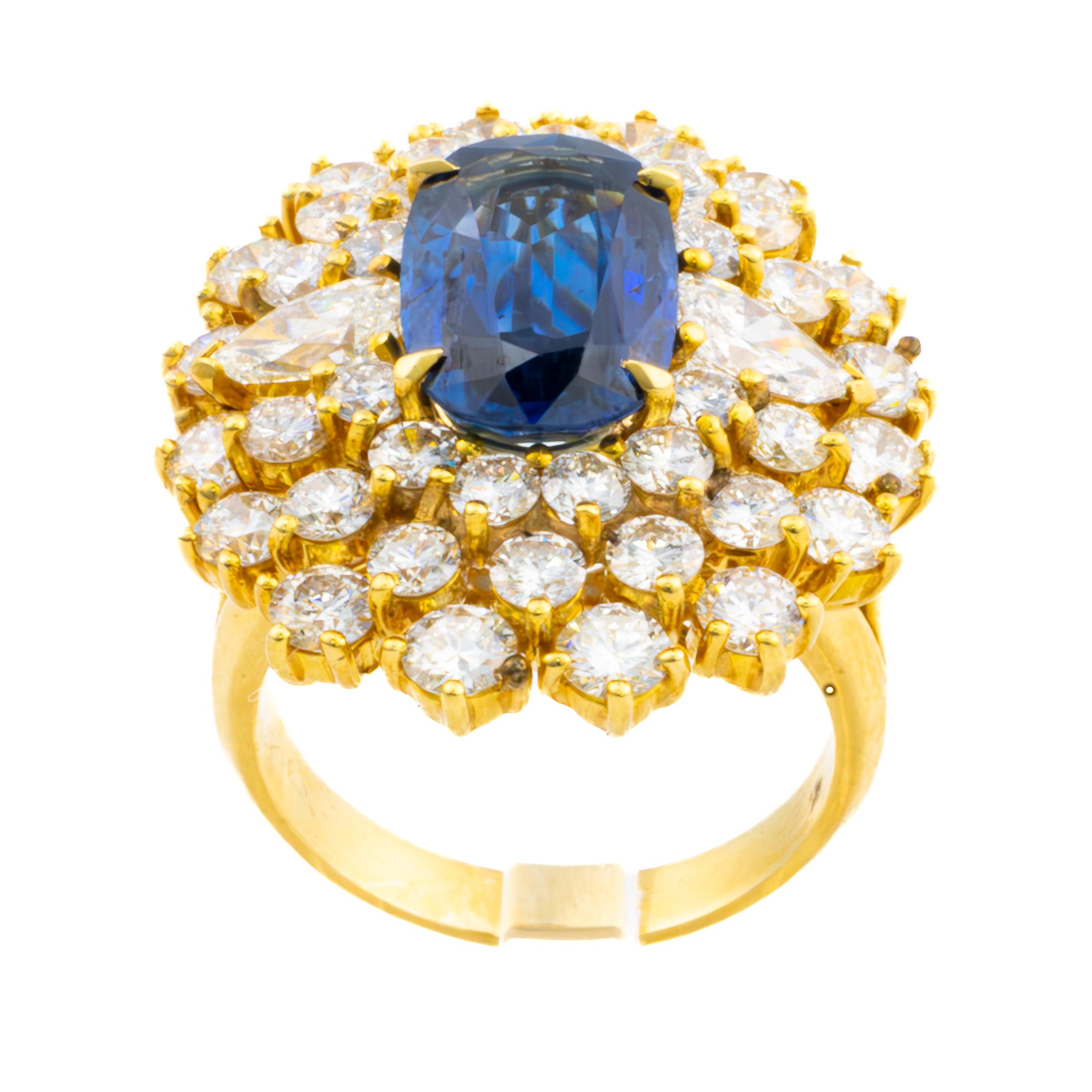 Bague saphir ovale à halo de diamants

Description : Une bague remarquable en or jaune 14 carats, centrée sur un saphir ovale richement coloré, encadré par un brillant groupe de diamants ronds et de diamants taille poire. Les diamants sont sertis